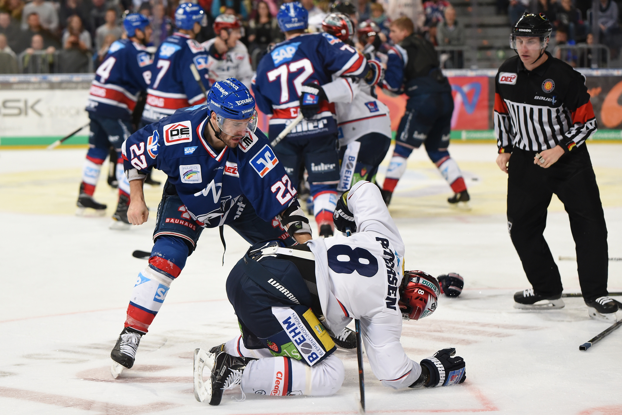Es ging zur Sache zwischen den Mannheimer Adlern und den Eisbären Berlin. Aber nicht nur in dieser Szene waren die Hausherren obenauf.