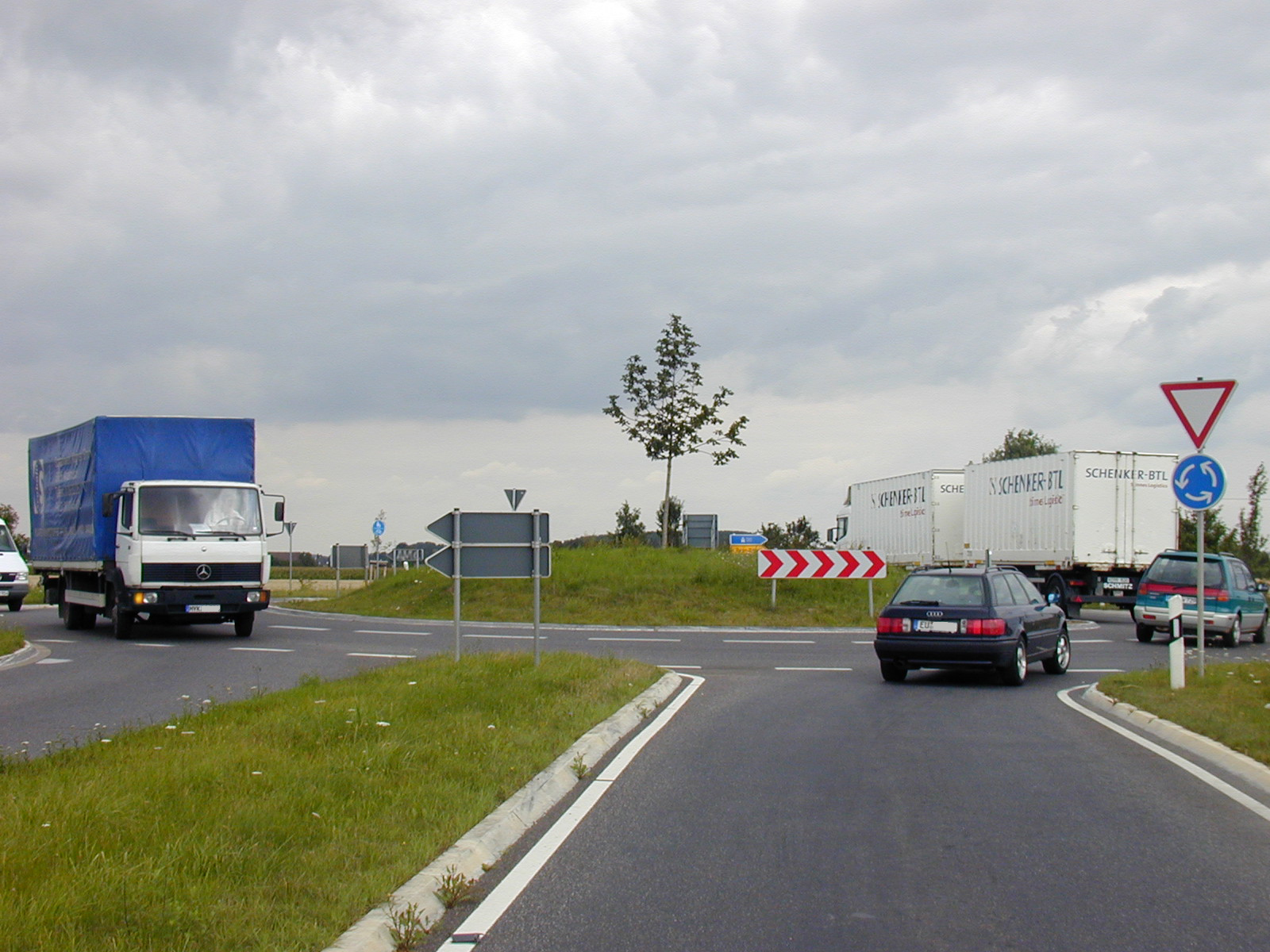 Rechtzeitiges Blinken erleichtert auch am Kreisel den Verkehrsfluss