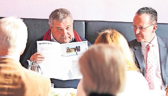 „Karlsruhe Kunst Erfahren“-Vorsitzender Anton Goll (li.) informiert über die Unterstützer, daneben ist Kultur-Bürgermeister Albert Käuflein