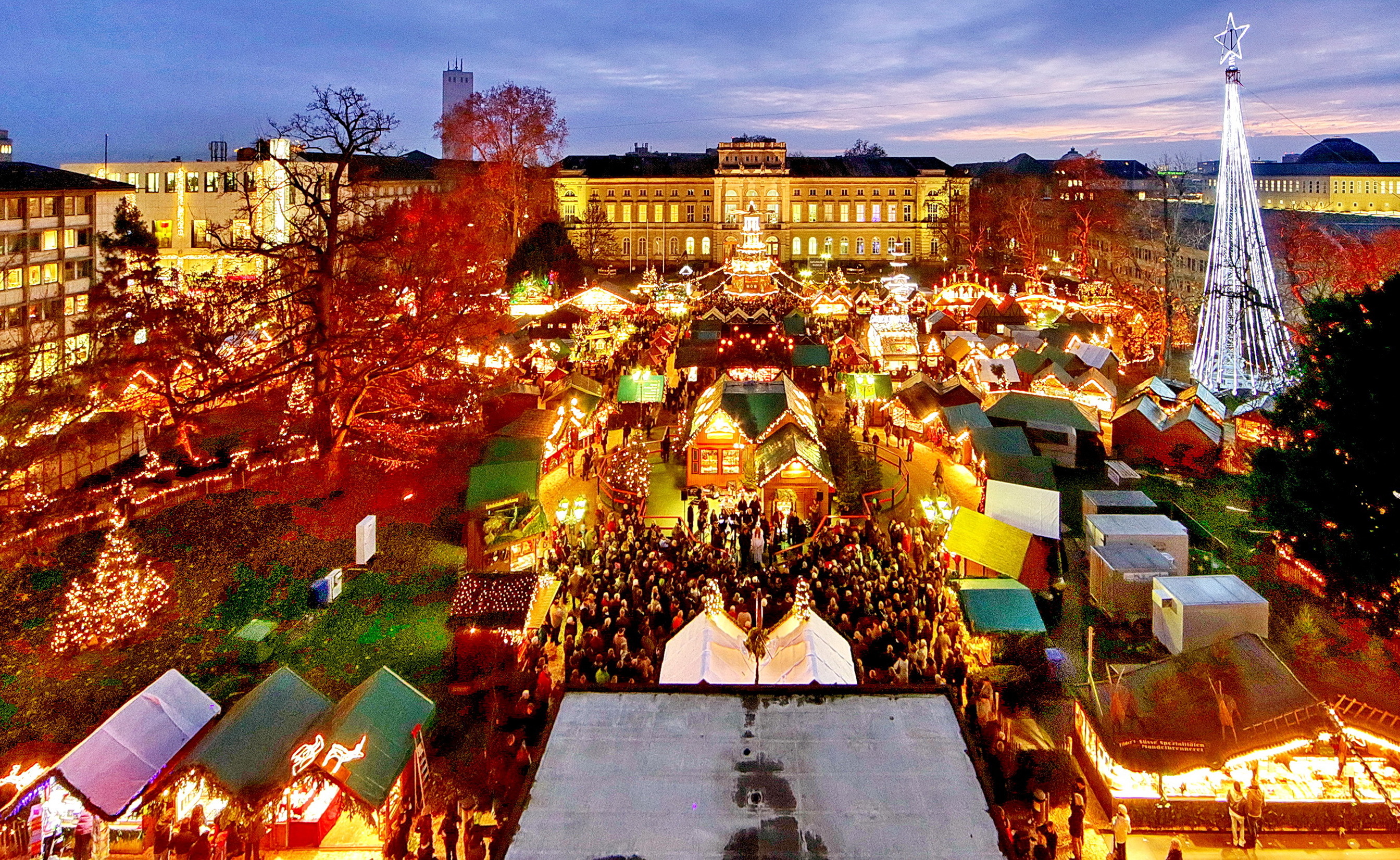 Blick auf den Christkindlesmarkt in Karlsruhe auf dem zentralen Friedrichsplatz