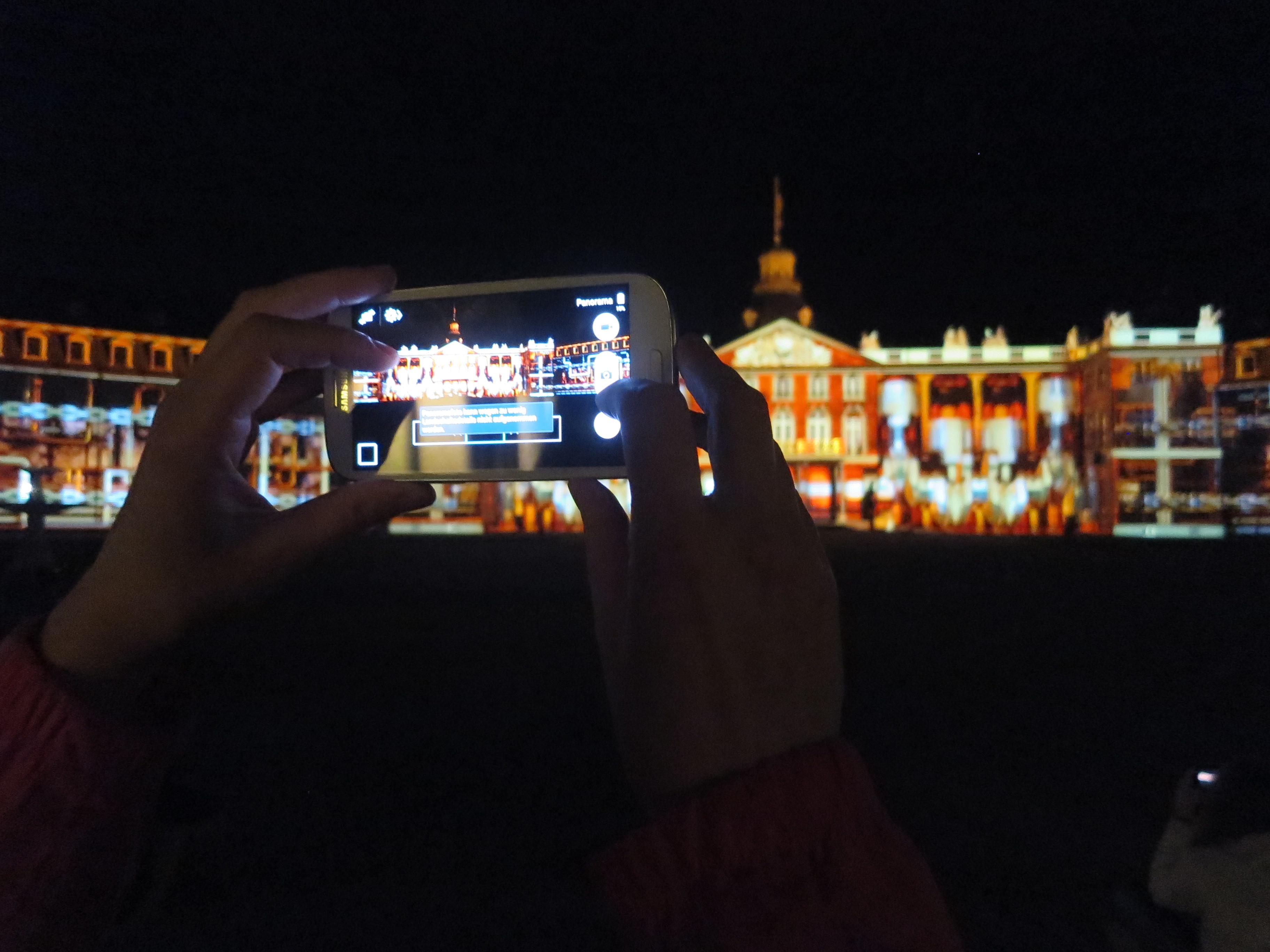 Die Schlosslichtspiele in Karlsruhe sind im Fokus der Besucher