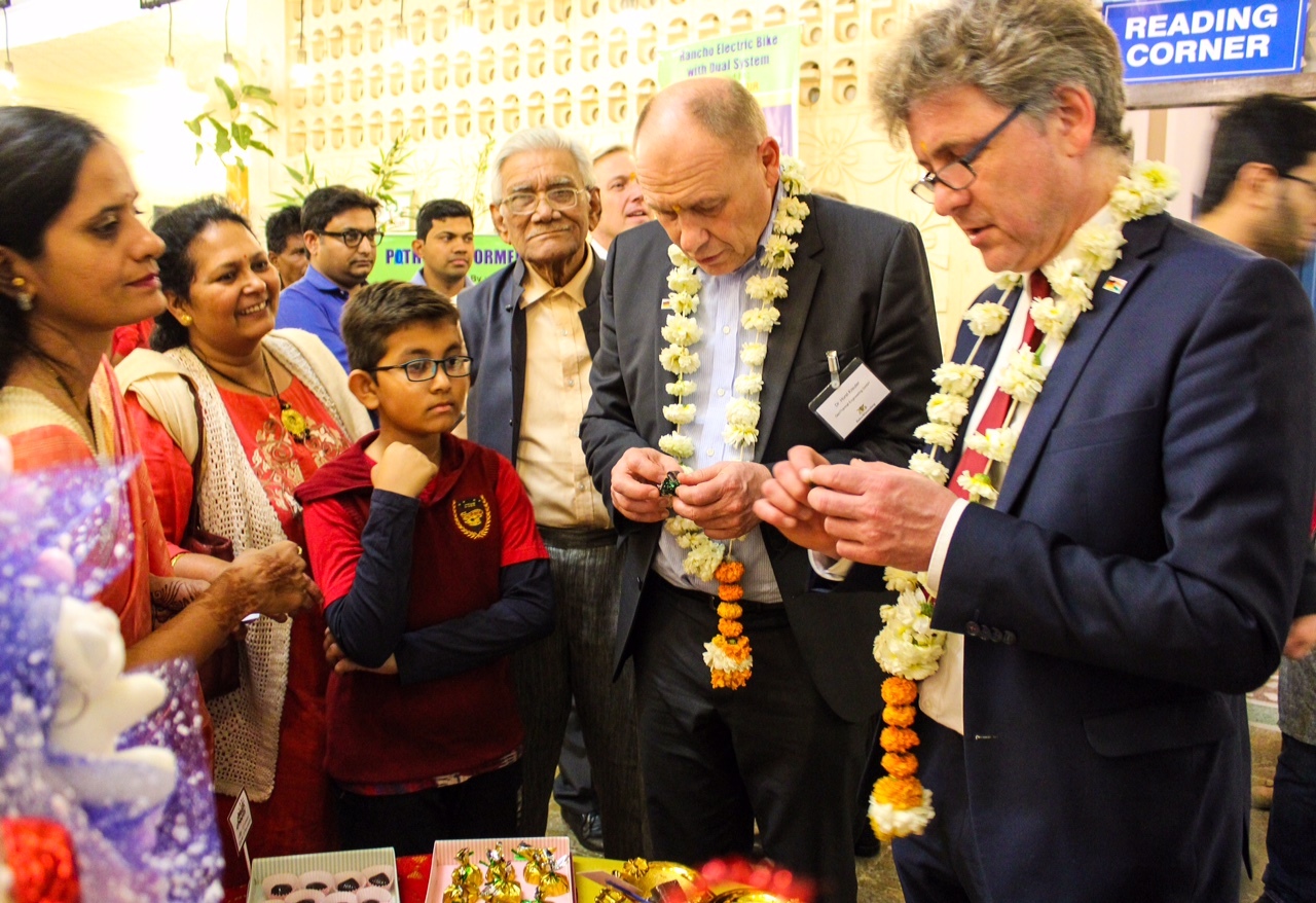 OB Dr. Frank Mentrup (r.) und Horst Kreuter, Geschäftsführer der Karlsruher Firma „Geo-Thermal“ und Vertreter des „EnergieForums“, erhalten in der „Innovation Gallery“ in Nagpur ein Gründerkonzept vorgestellt.