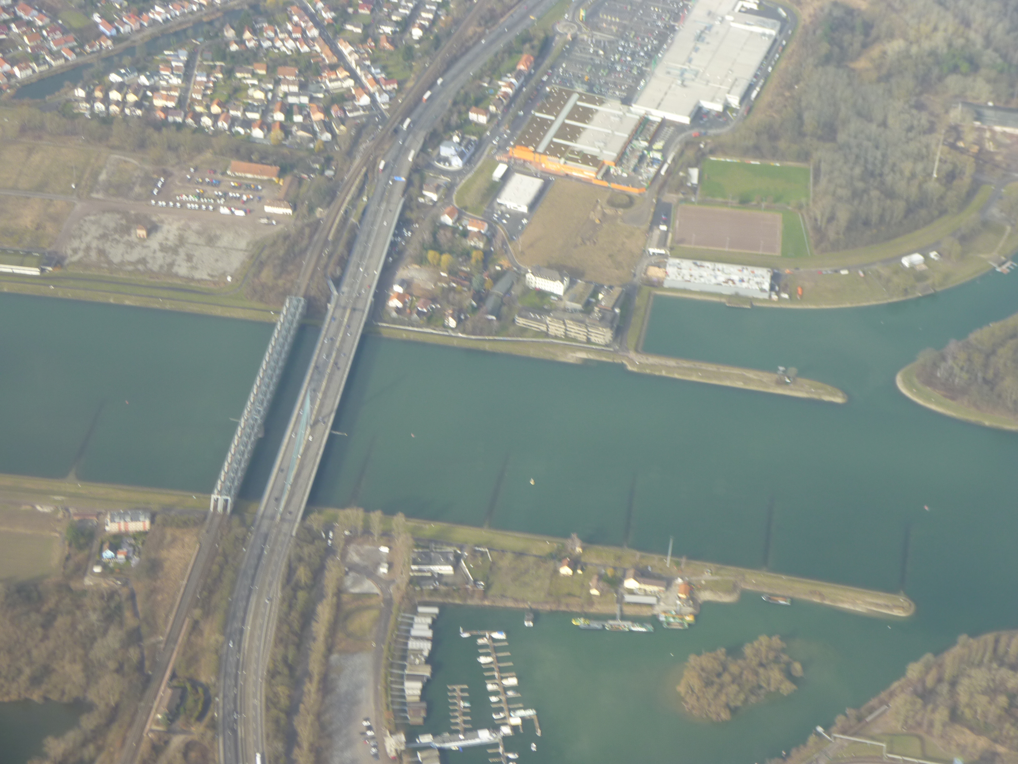 Blick auf die aktuelle Rheinbrücke bei Karlsruhe/Wörth, die demnächst saniert werden muss - mit Auswirkungen. Der Neubau einer zweiten Brücke, weiter rechts, außerhalb des Bildausschnitts, steht jedoch nach jahrelanger Planung in den Sternen, nachdem die Stadt Karlsruhe dagegen Klage angekündigt hat