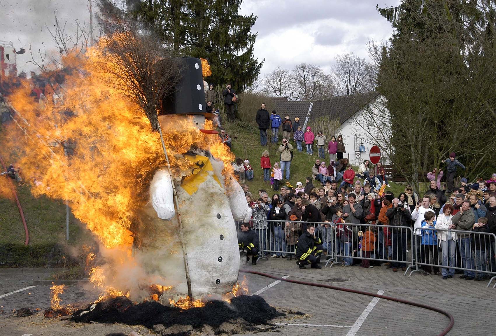 "Winter, brenne!" lautet das Kommando, mit dem Bürgermeister Klaus Wagner am Sonntag bei der Feuerwehr die Winterverbrennung einleitet.