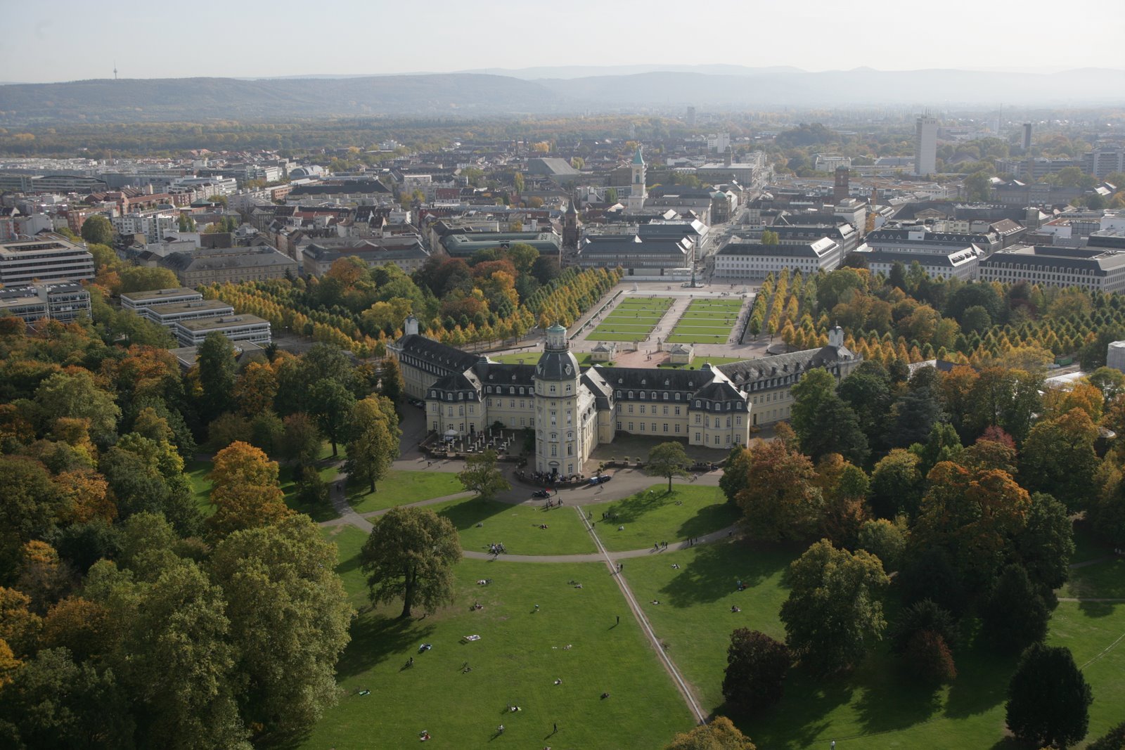 Blick auf das Karlsruher Schloss und die Stadt