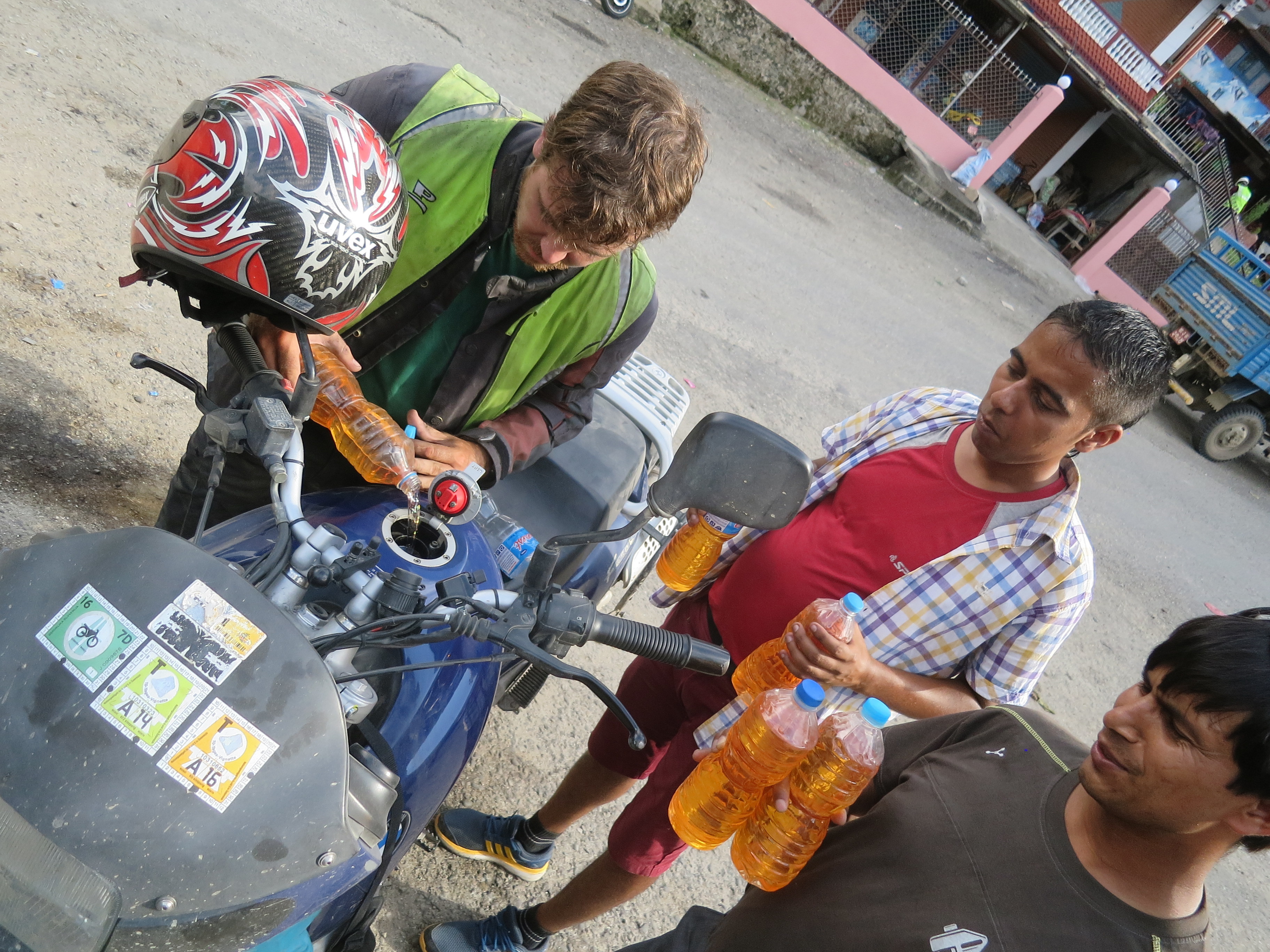 Tanken unterwegs in Nepal: Herkömmliche Tankstellen finden sich auf dem Land meist kaum - aber dafür kann man hier das Benzin auch literweise (abgepackt) kaufen ...