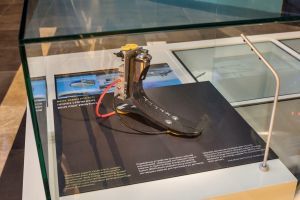 Mit Systemen, die Körperenergie in Strom umwandeln, wie diese Fußprothese, wollen Forscher des KIT transportable Elektrogeräte wie Smartphones oder Herzschrittmacher betreiben.