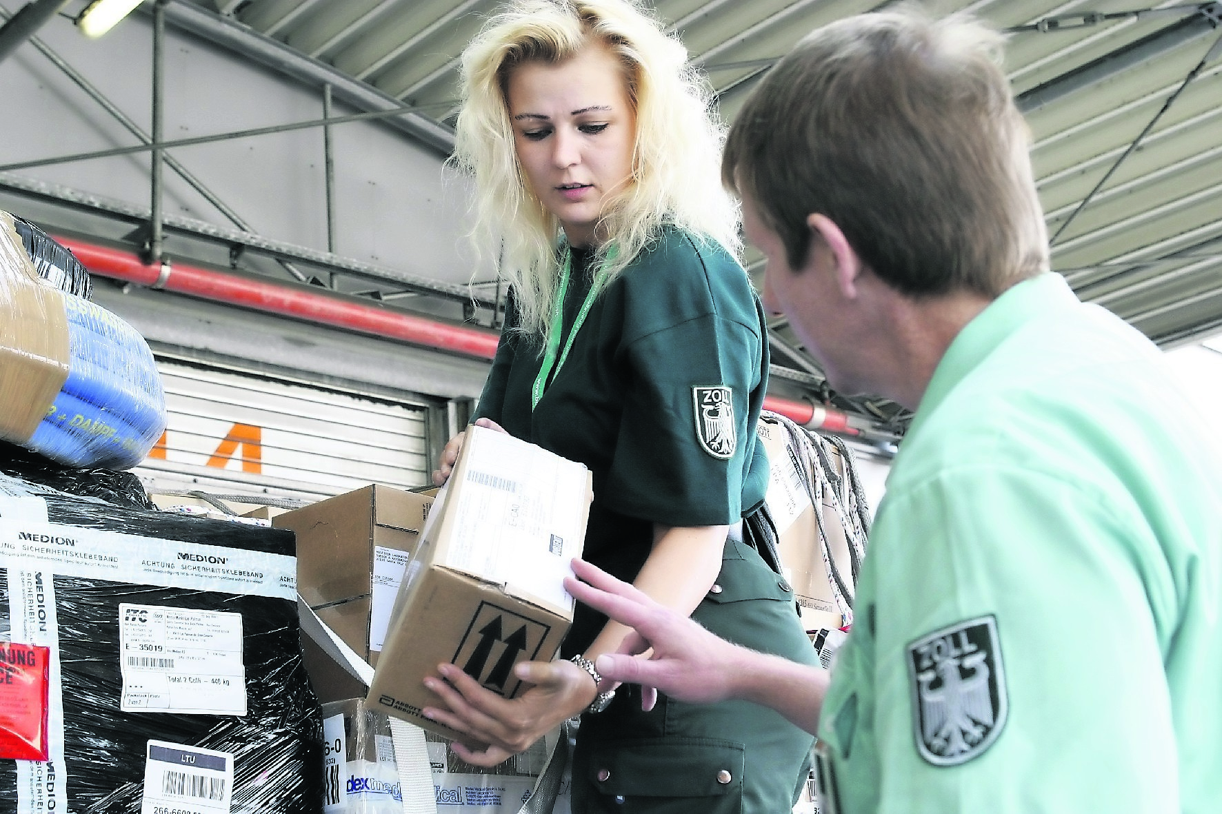 Auch Päckchen werden vom Zoll kontrolliert