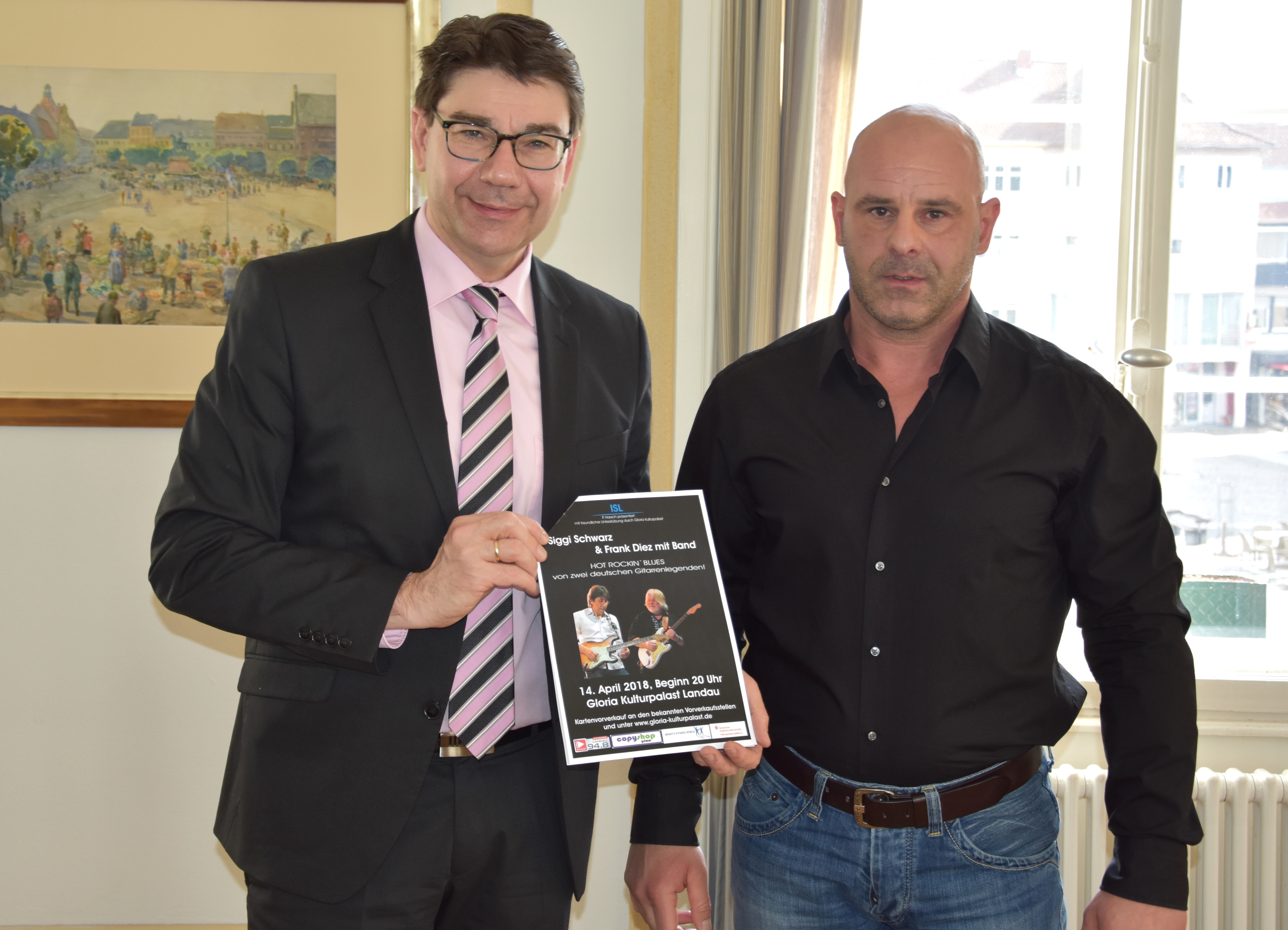 Für die Organisation des Benefizkonzerts dankte OB Thomas Hirsch (links) dem Organisator Patrik Harsch. Foto: stp