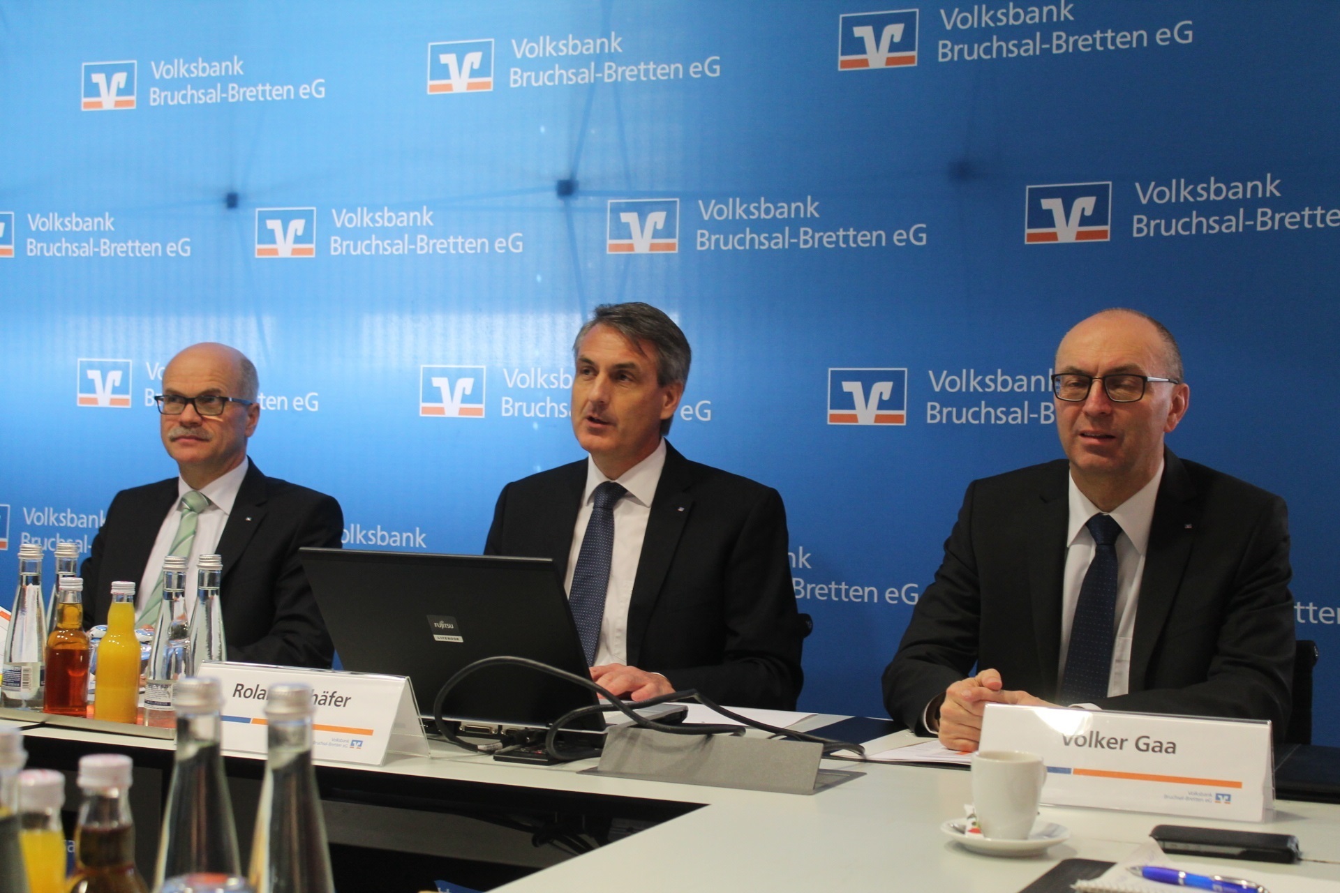 Der Vorstand der Volksbank Bruchsal-Bretten: Vorstandsvorsitzender Roland Schäfer (Mitte) mit seinen Vorstandskollegen Gerhard Rübenacker (links) und Volker Gaa (rechts).
