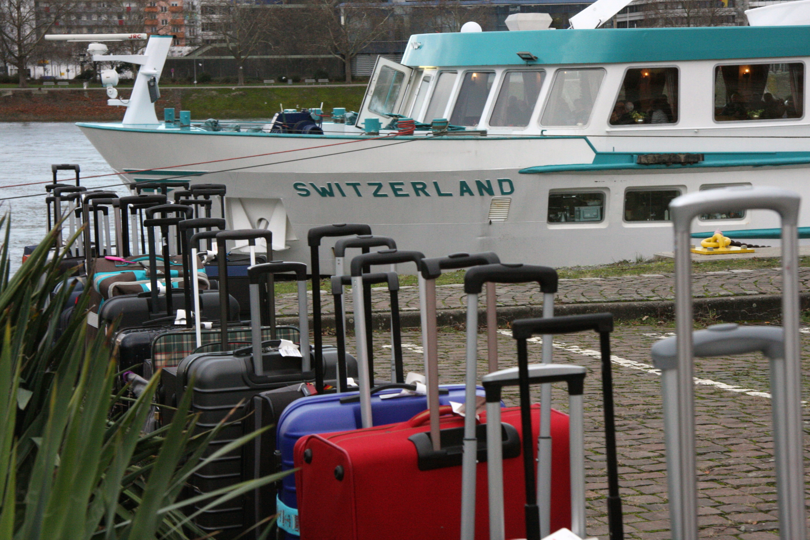 Das Flußkreuzfahrtschiff "Switzerland" an der Anlegestelle in Mannheim.