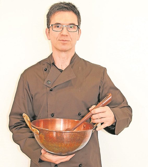 Echte Handarbeit: In seiner Manufaktur in Linkenheim schafft Martin Praml „Cocoalade“, die ohne Zuckerzusatz auskommt.