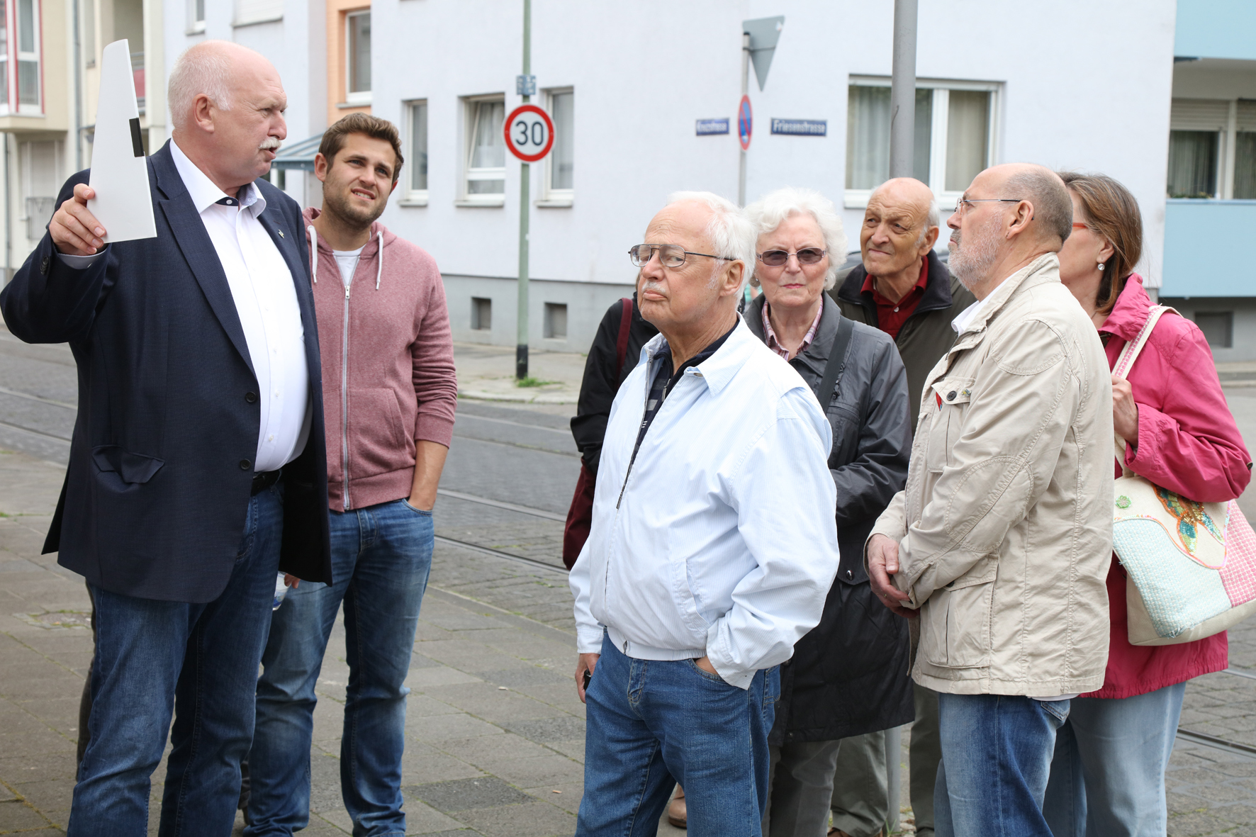 Bei den Führungen mit den Ortsvorstehern, hier Günther Henkel aus Friesenheim, kann man viel Interessantes erfahren.