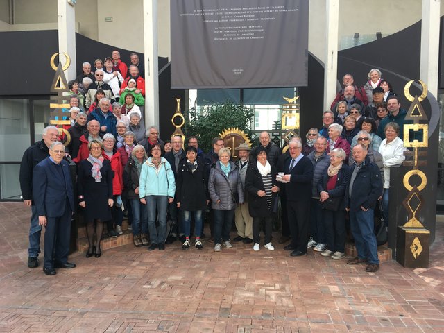 Die Neustadter beim Gruppenfoto im Rathaus. Foto: Arndt