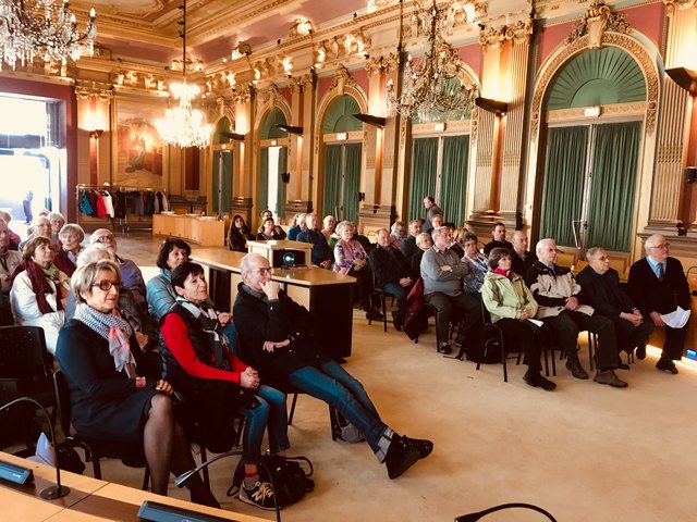 Im Spiegel- und Sitzungssaal im Rathaus Mâcon.