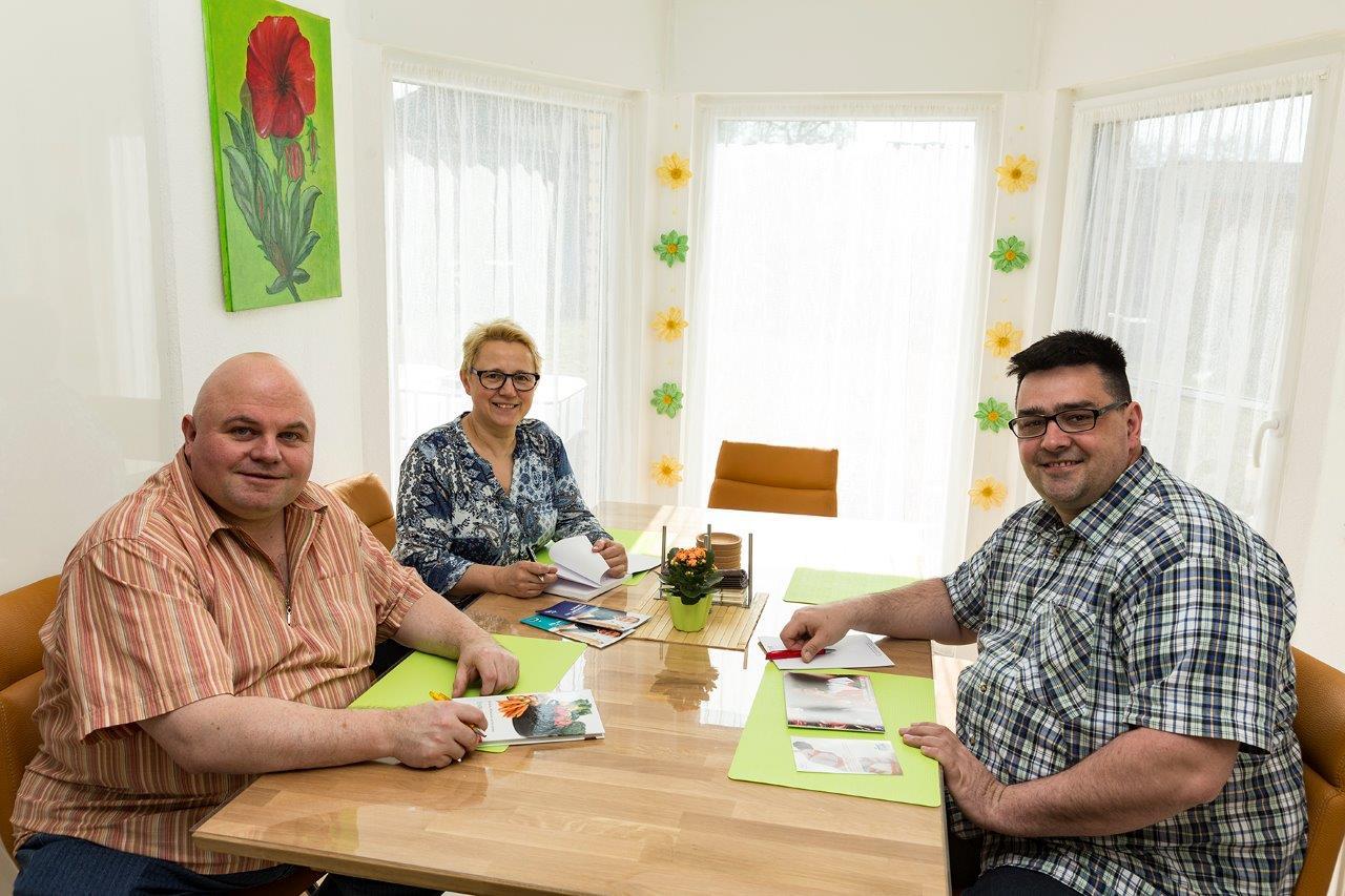 Wilfried Scholl, Landesbeauftragter Rheinland-Pfalz der Deutschen Parkinson Vereinigung e.V., Ria Gerike und Timo Lehmann