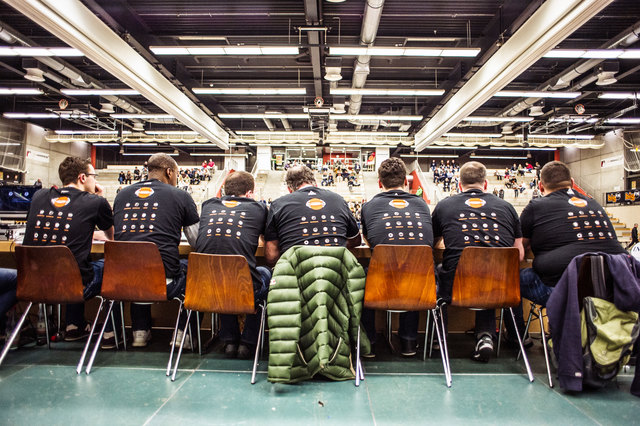 Rücken, die entzücken, am Kampfrichtertisch.   | Foto: Christian Gaier