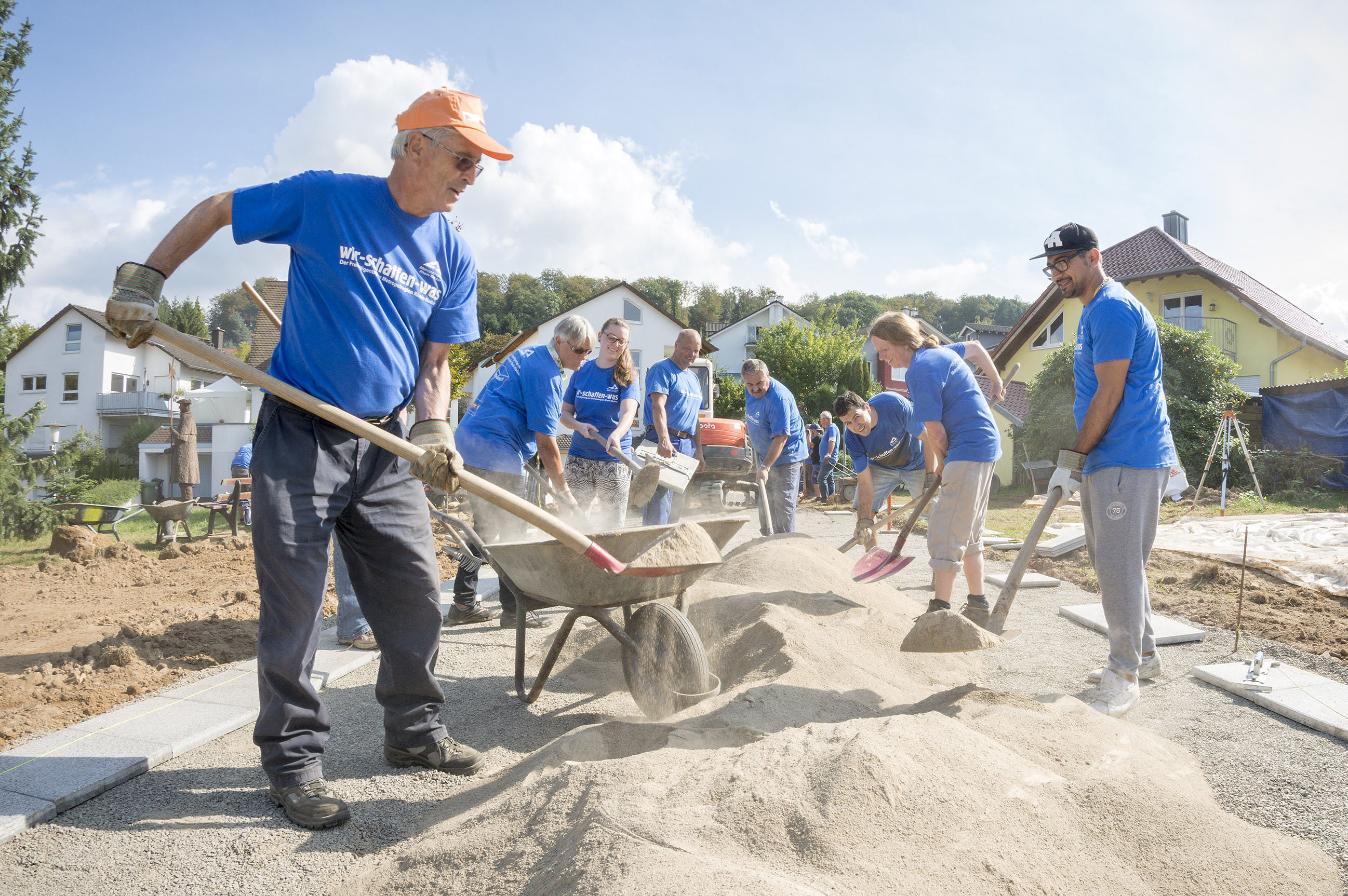 Fleißige Helfer in blauen Shirts: Am 15. September packen sie bei Deutschlands größtem Freiwilligentag wieder mit an. Projektanbieter registrieren ihre Vorhaben ab sofort auf www.wir-schaffen-was.de.