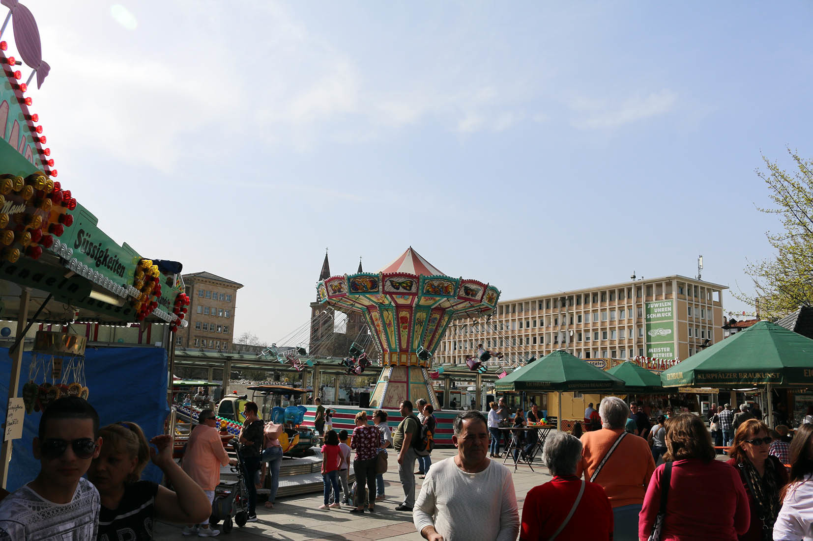 Strahlender Sonnenschein - viele nutzen das gute Wetter für einen Besuch der Innenstadt in Ludwigshafen