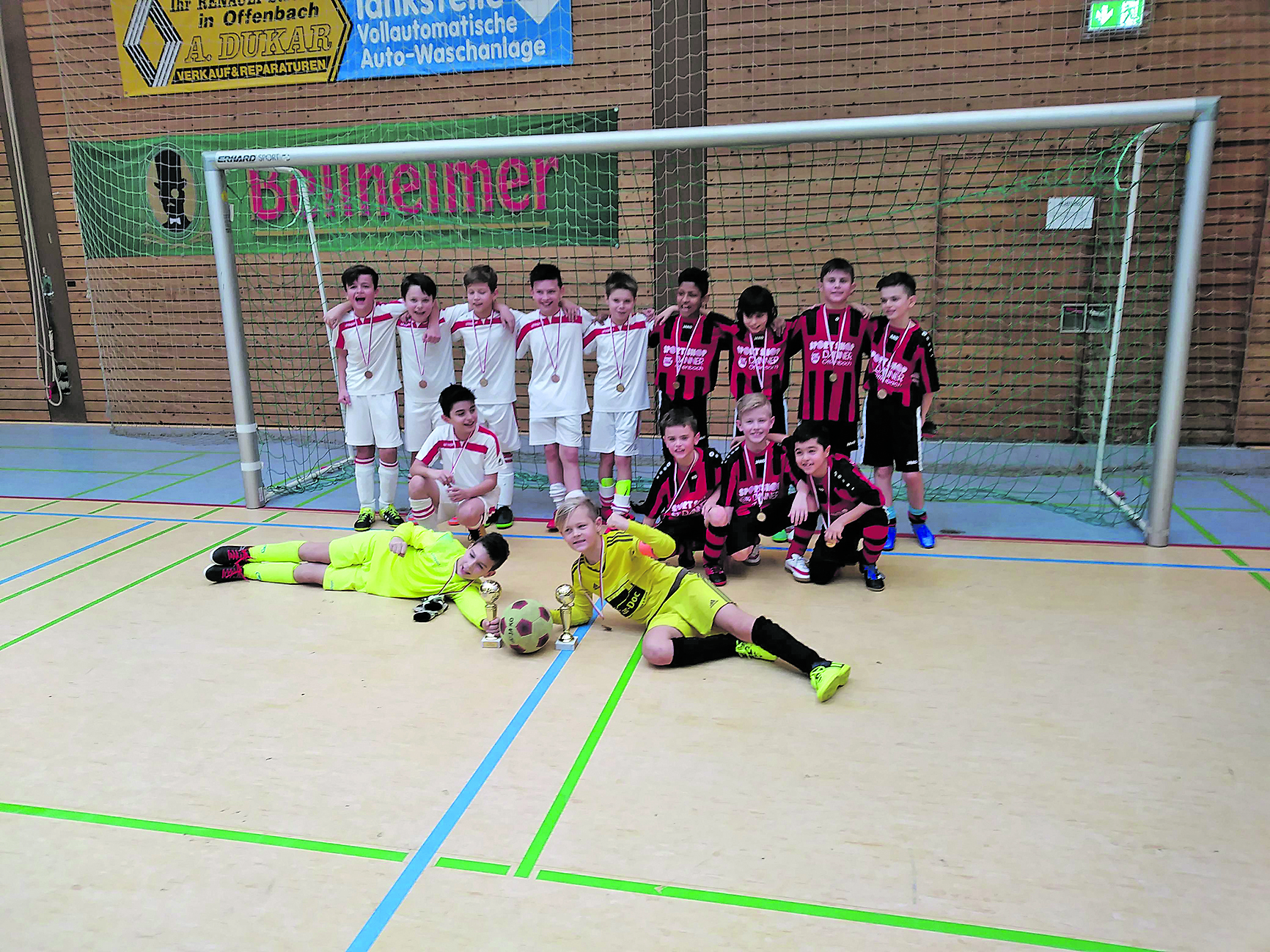 Die Kids des FSV Offenbach sind schon heiß auf die Mini-WM (von links oben): Haan Devid, Glaser Felix, Karl Lenny, Durmishay Adrian, Lautenschläger Max, Amshayan, Podut Elias, Moock Yves, Schefer Roman, Simsek Salih, Ritschel Felix, Sanchez Mateo, Temizsoy Malik, Sköries Carlos und Sebastian Schmitt. Foto: FSVO