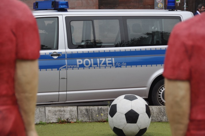 Die Polizei hatte mehrfach Einsätze rund um die Zweitligabegegnung FCK - Regensburg