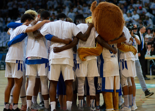 2 zu 0 ... Freude beim Team, den Betreuern - und dem Maskottchen in der Europahalle | Foto: Antonia/wow.pics.ka