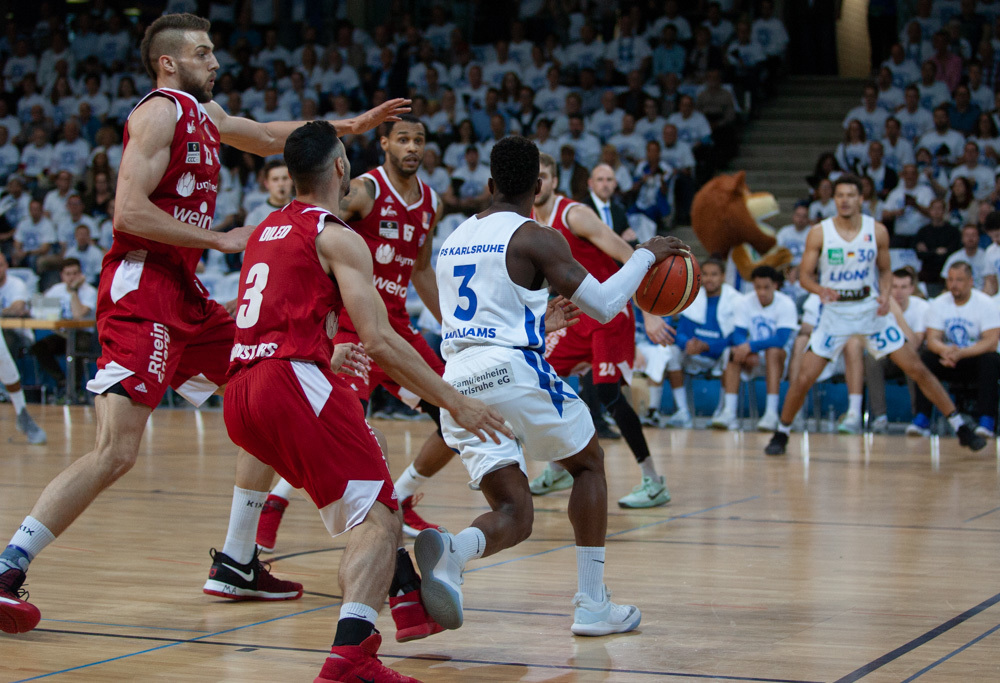 Williams zieht vorbei am Gegner zum Korb
