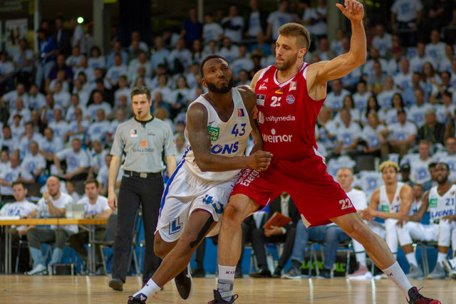 Tate zieht am Block vorbei | Foto: Antonia/wow.pics.ka