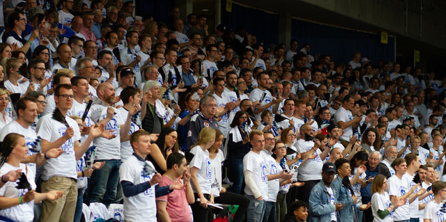 Volles Haus in der Europahalle - von Sponsor "psd Bank" gab es zum Spiel auch passende weiße T-Shirts | Foto: Antonia/wow.pics.ka