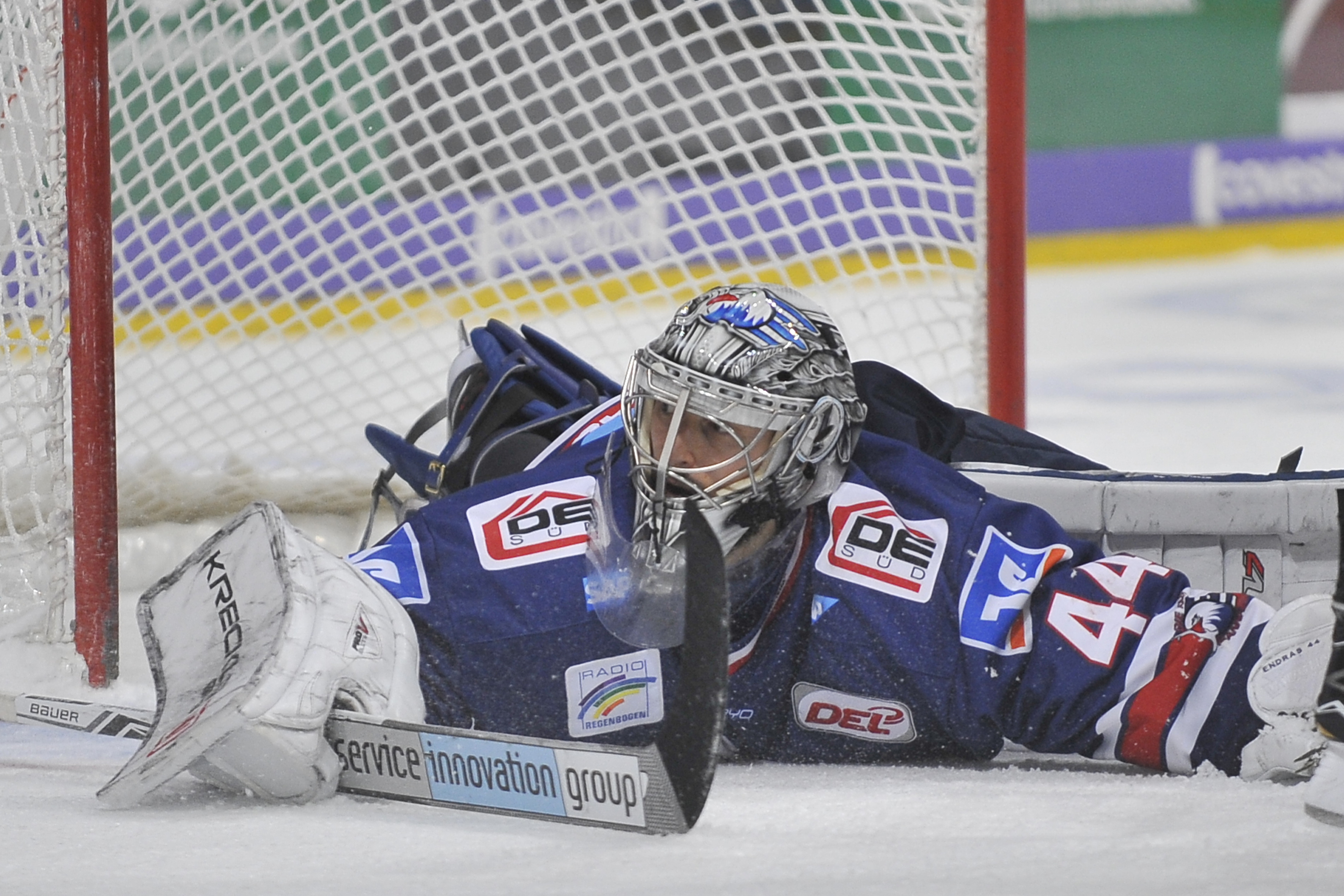 Ein Bild mit Symbolcharakter: Adler-Torhüter Dennis Endras am Boden. Am Ende der Halbfinalserie hatten die Adler keine Chance mehr.