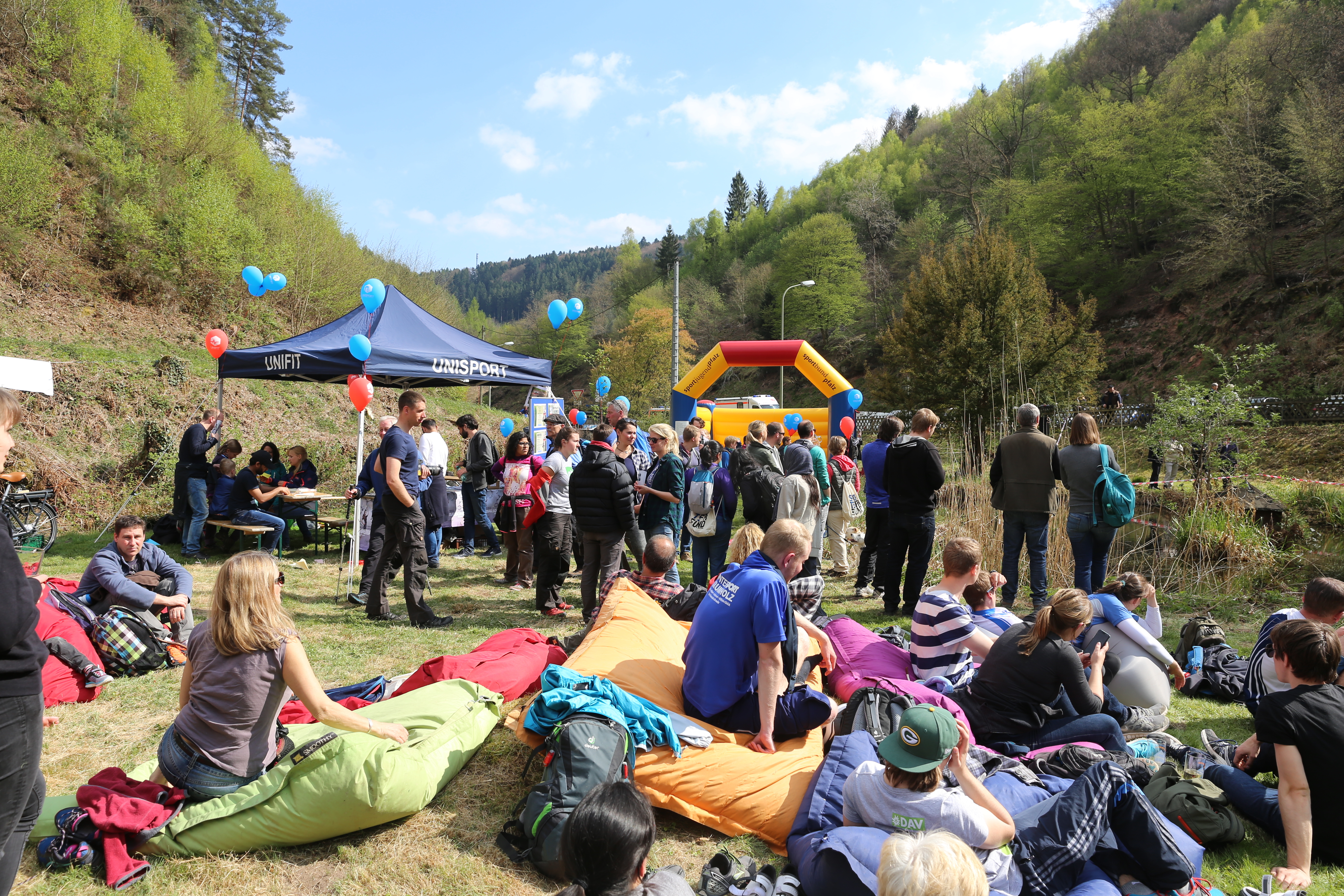 Gechillte Atmosphäre beim Parkfest am Fuße der Villa Denis in Diemerstein