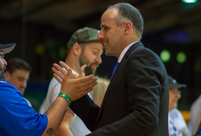 Glückwünsche an den Trainer Mai | Foto: Antonia/wow.pics.ka