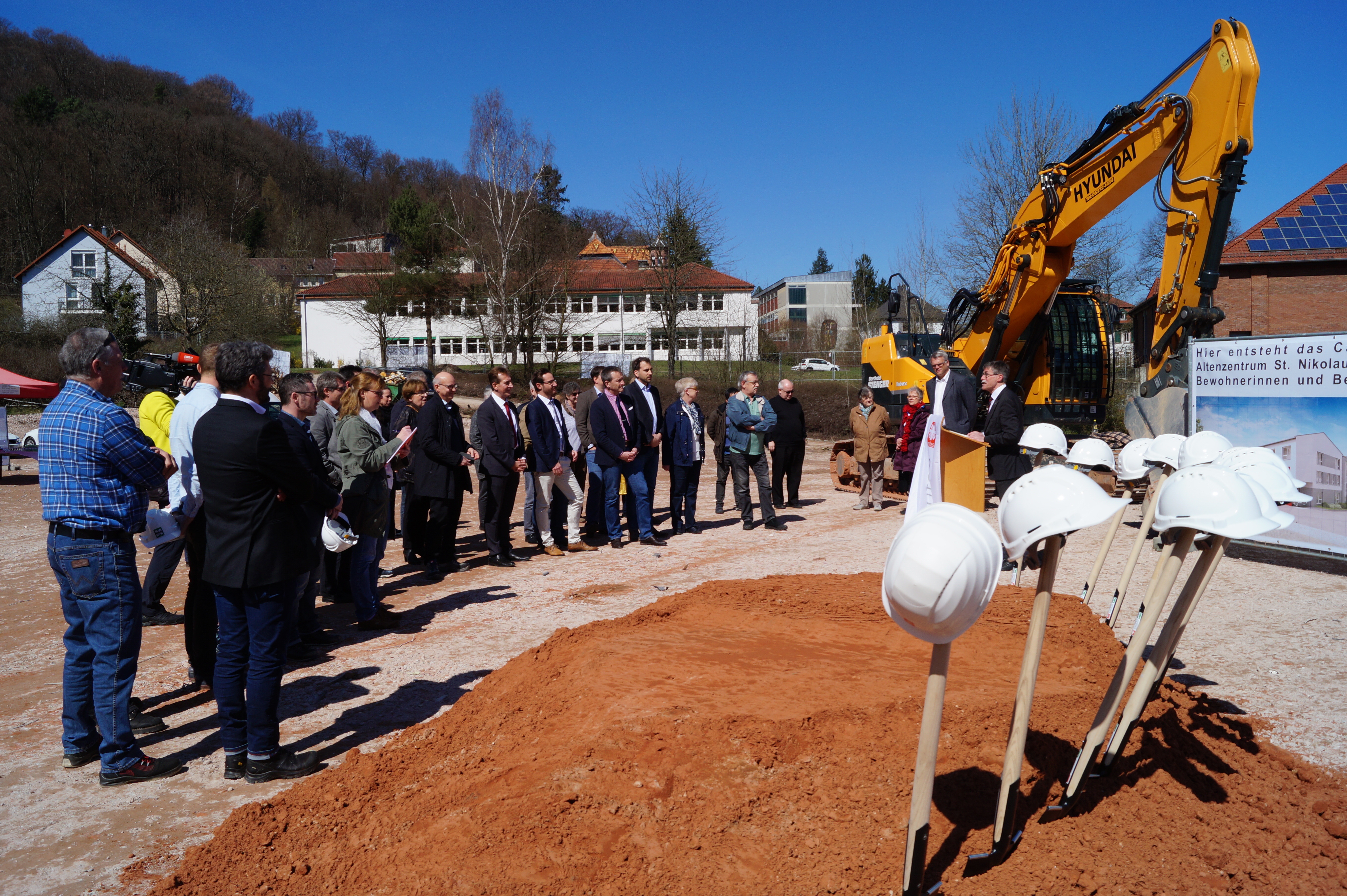 In der Nikolaus-von-Weis-Straße 2 beginnen nun die Bauarbeiten für das neue Altenzentrum