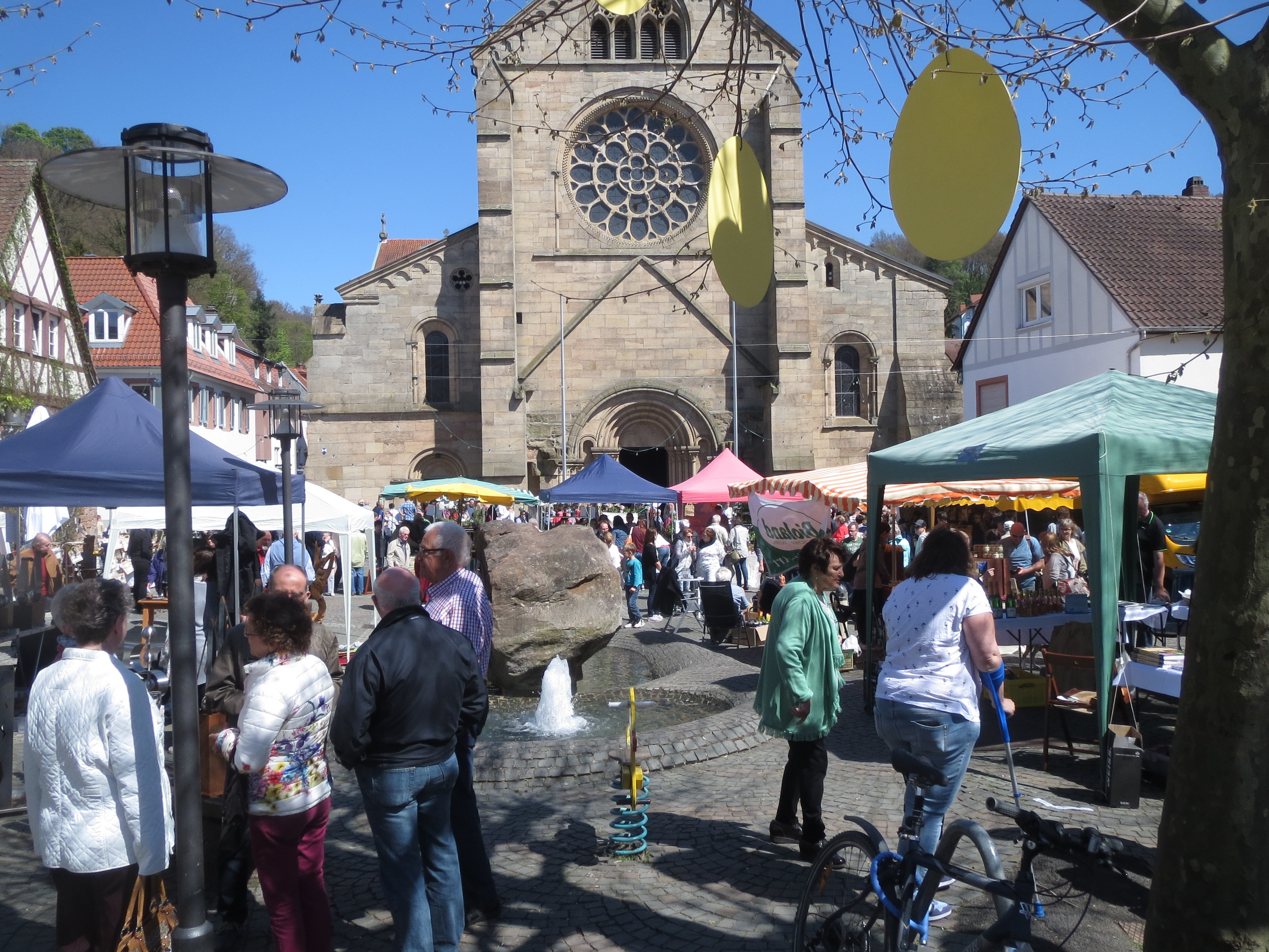 Der Gartenmarkt findet vor der Abteikirche statt