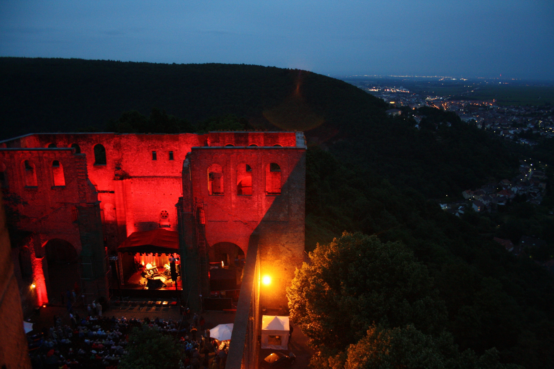 Die Klosterruine Limburg bildet auch in diesem Jahr wieder eine beeindruckende Kulisse für Kulturveranstaltungen im Rahmen des Limburg Sommers. Foto: Palatia Jazz