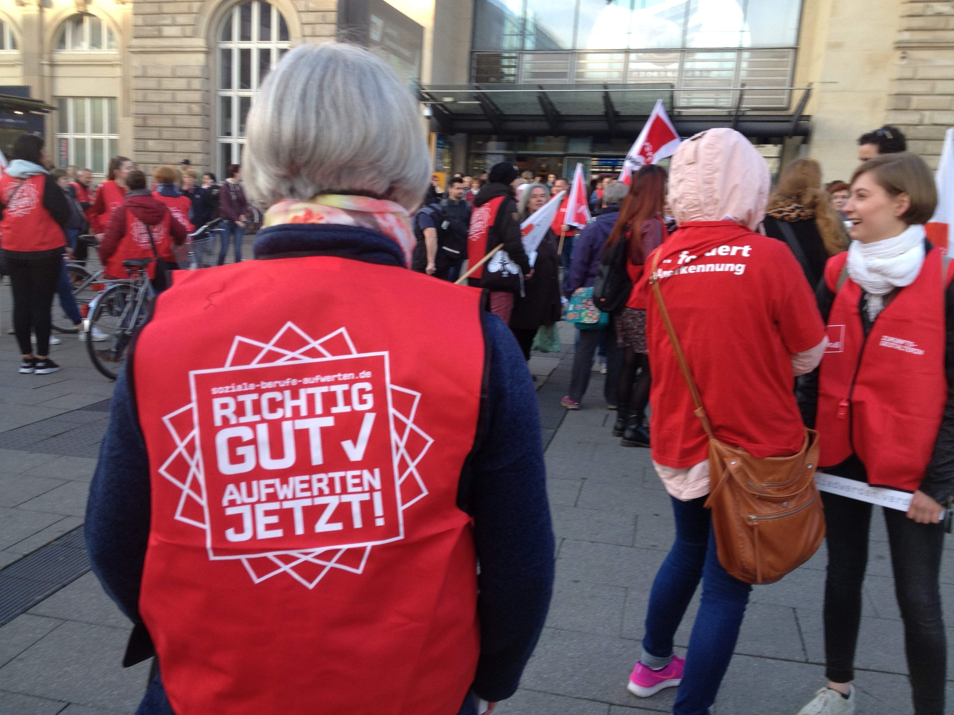 Verdi-Mitglieder am Mannheimer Hauptbahnhof.