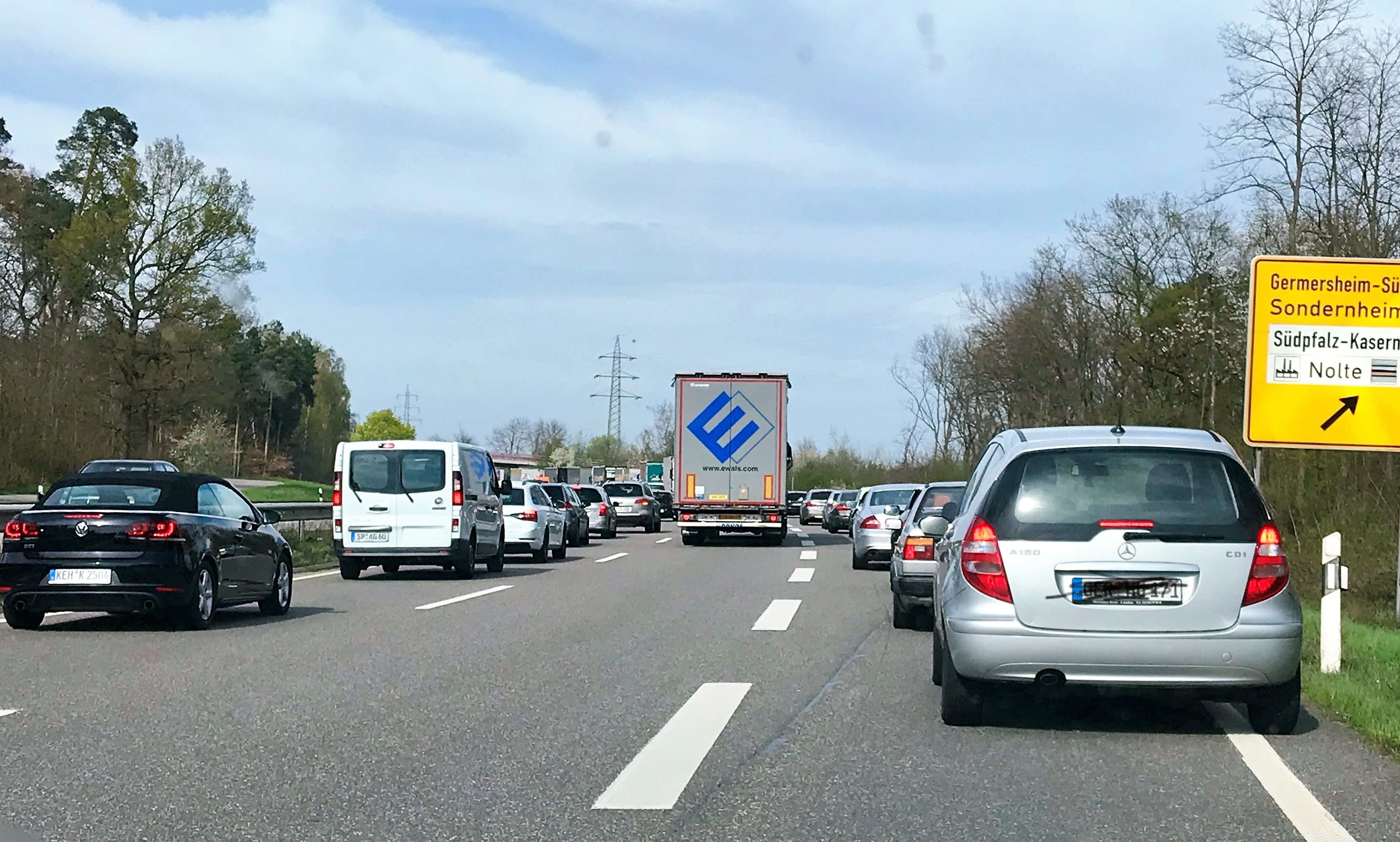 In Höhe Germersheim-Süd hat sich schon ein langer Rückstau gebildet.