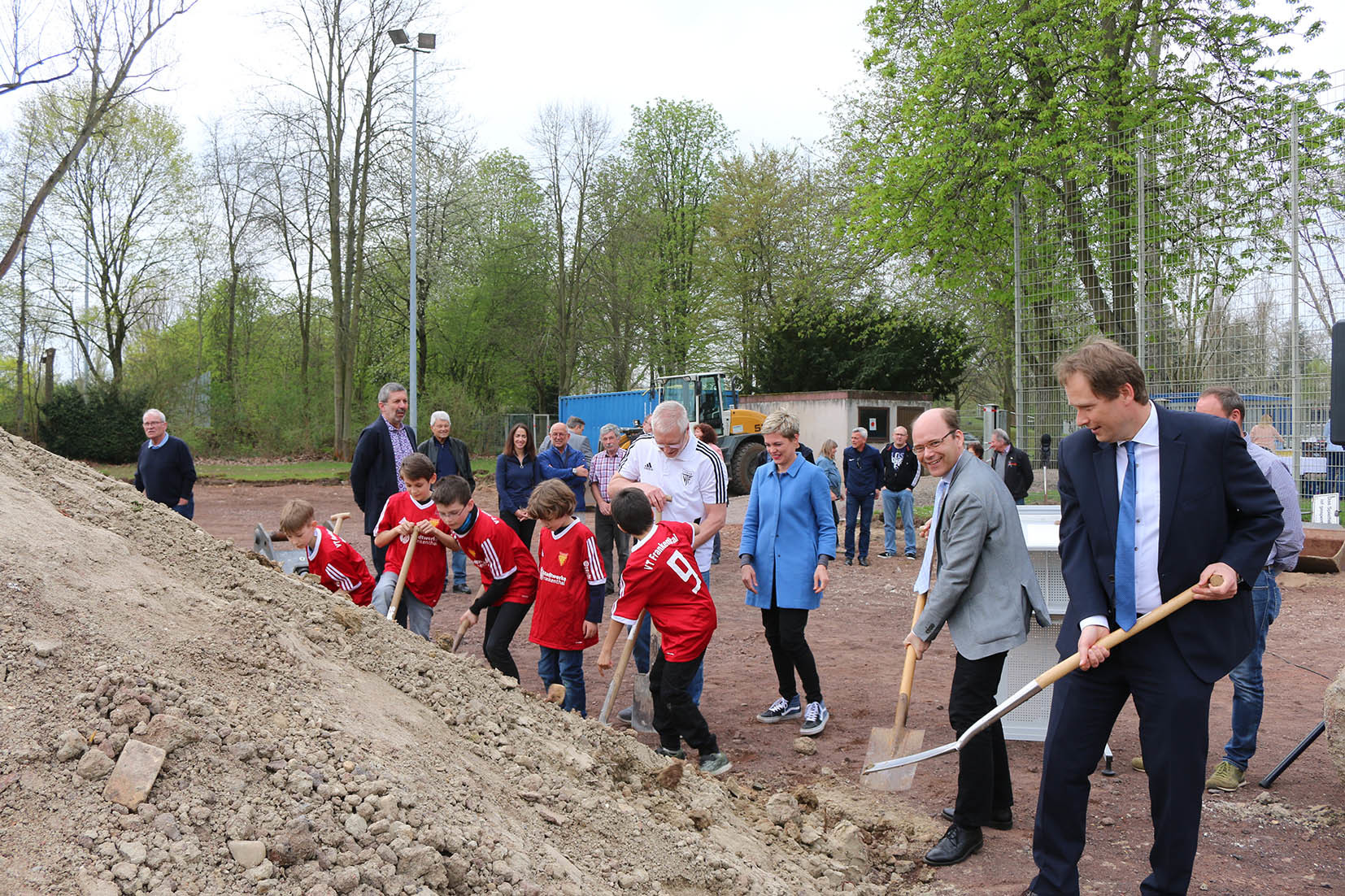 Bis zum Sommer soll der neue Platz im Ostparkstadion fertig sein.