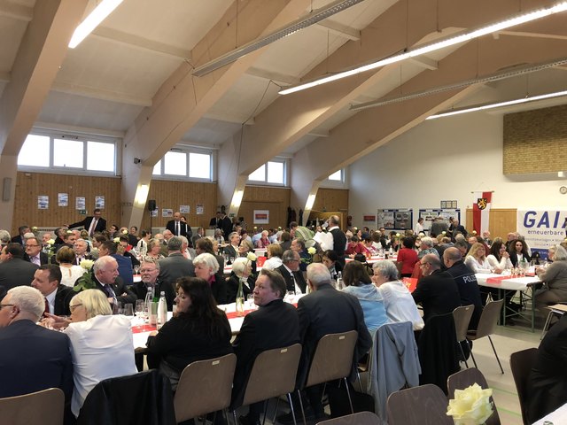 Gut gefüllter Festsaal 
