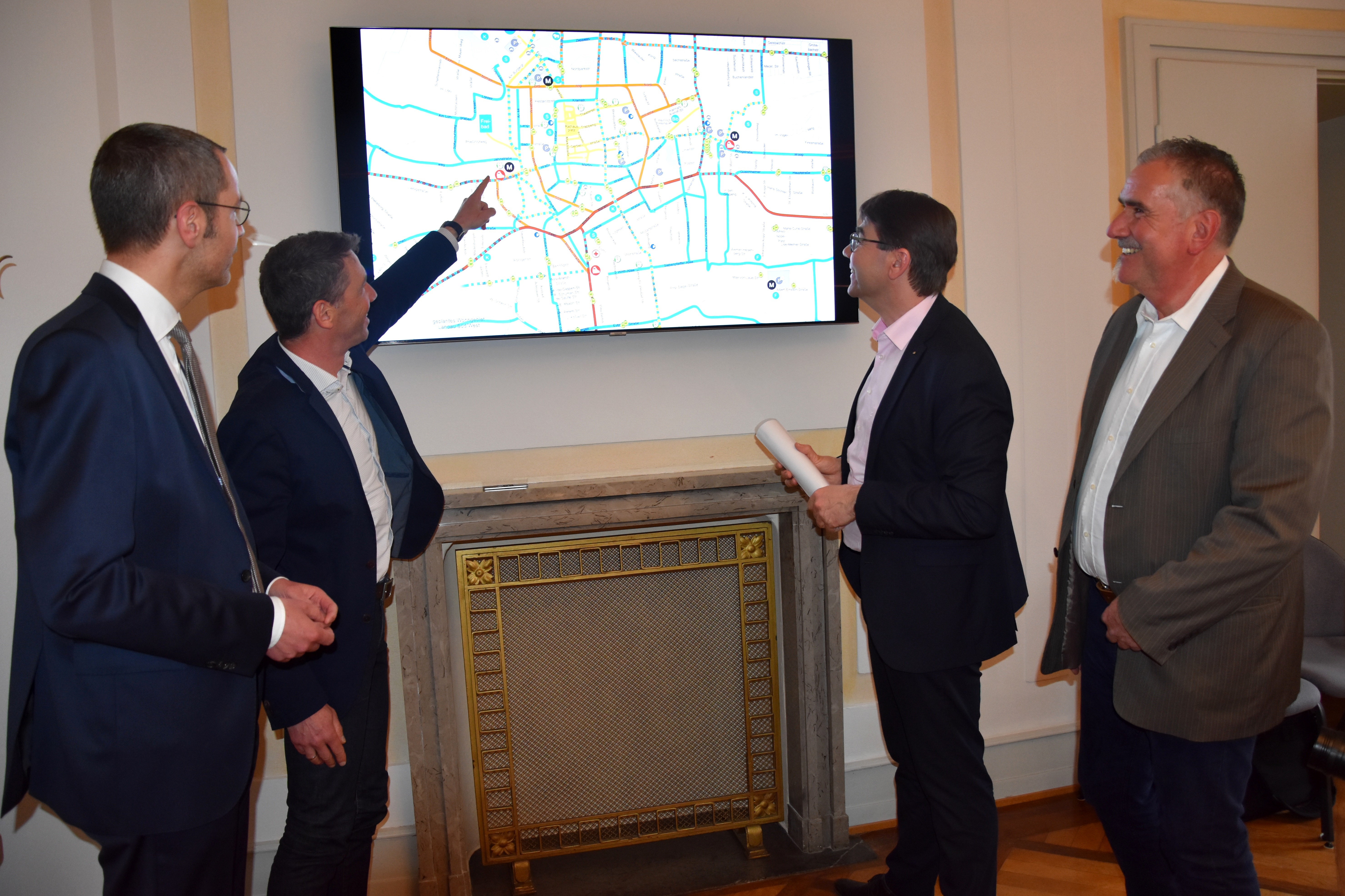 Mit der Ausweisung von Vorrangnetzen betritt die Stadt Landau Neuland. Oberbürgermeister Thomas Hirsch (3.v.l.), Bürgermeister Dr. Maximilian Ingenthron (l.), Beigeordneter Rudi Klemm (r.) und Ralf Bernhard, Leiter der Abteilung Mobilität und Verkehrsinfrastruktur beim Stadtbauamt, haben das geplante Vorgehen vorgestellt. Foto: stp