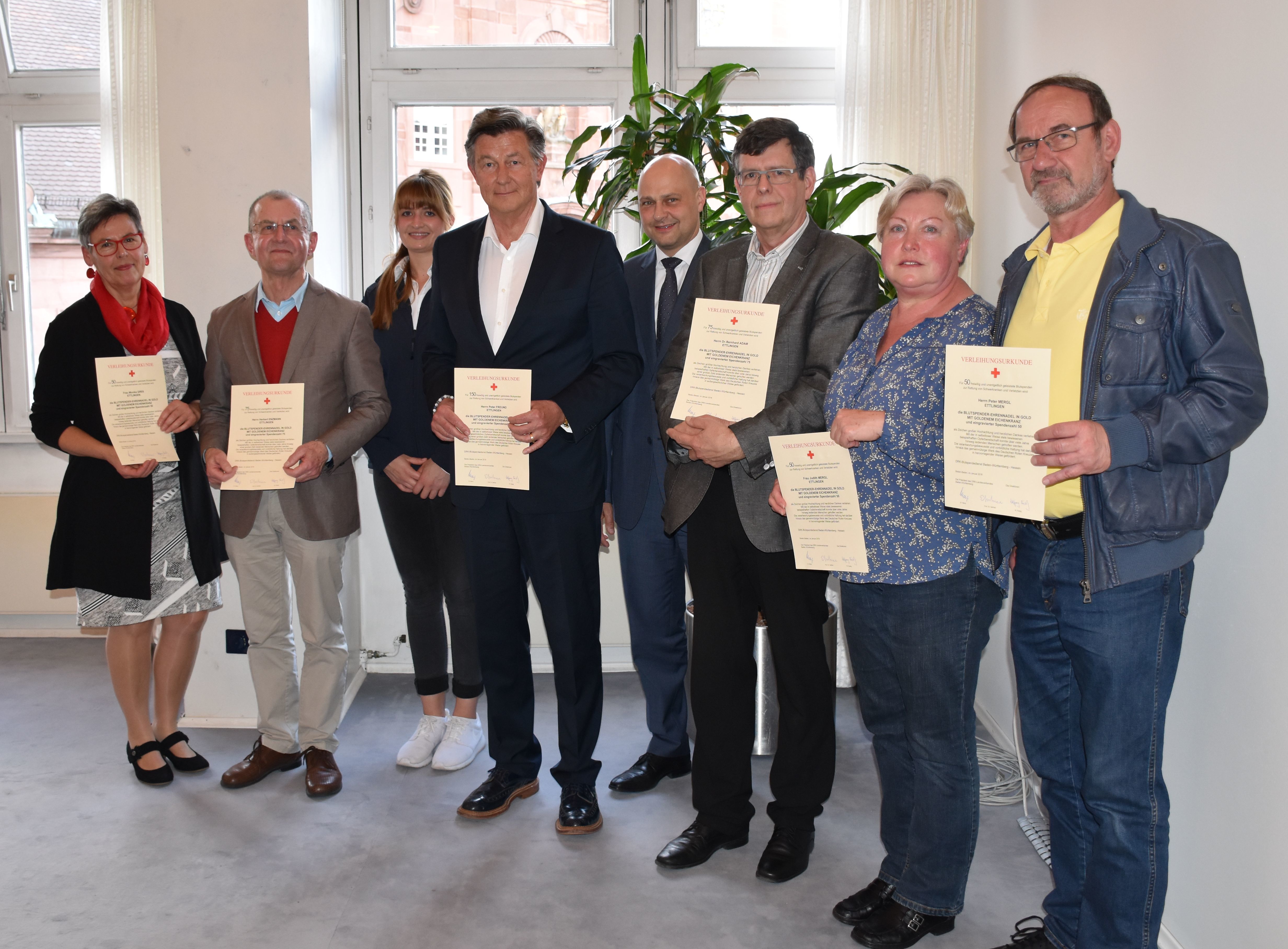 Engagieren sich für die Gemeinschaft (v.l.): Monika Greß, Herbert Enzmann, DRK-Bereitschaftsleiterin Nabila Munz, Peter Freund (150 Spenden), OB Johannes Arnold, Dr. Bernhard Adam und Judith und Peter Mergl
