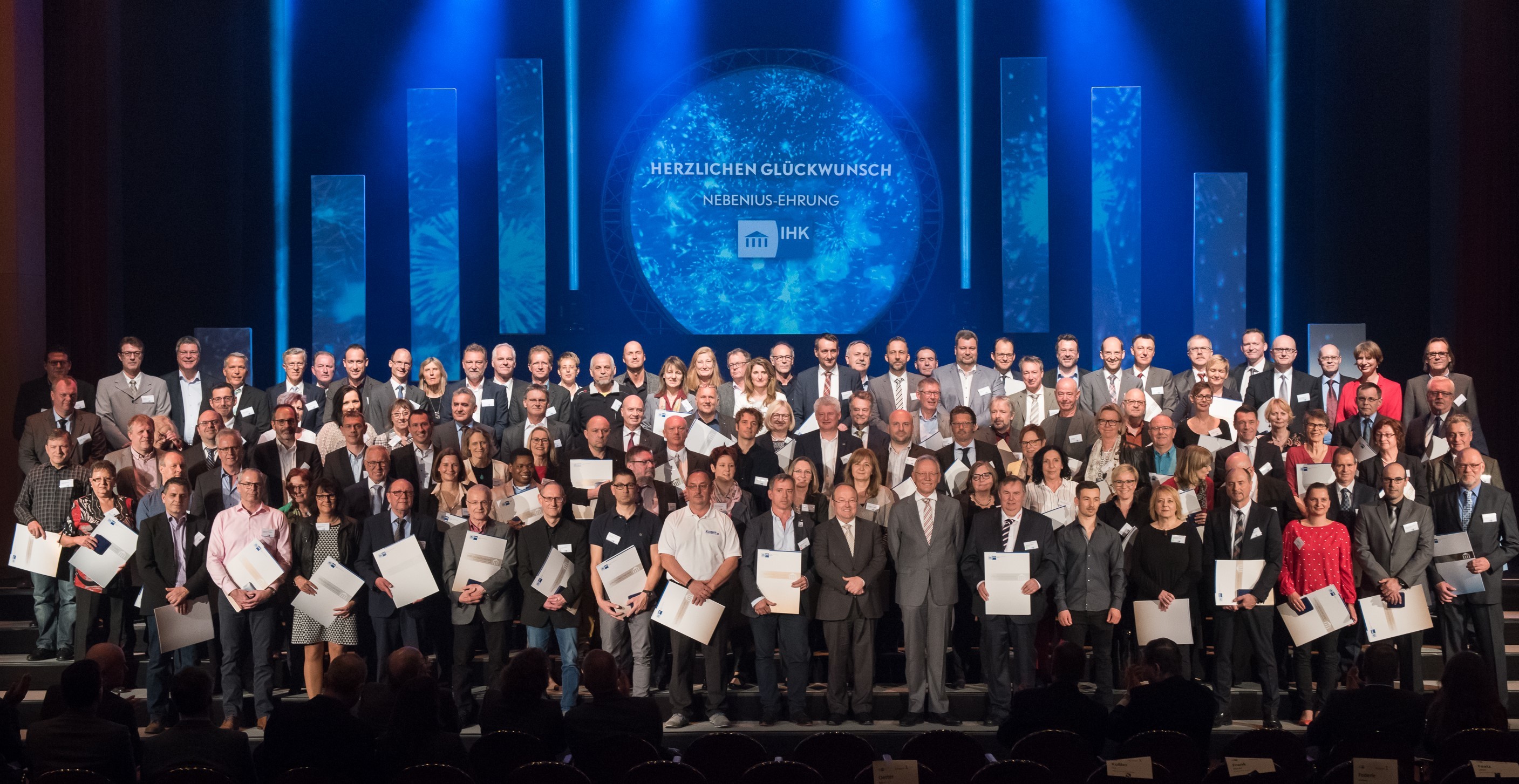 Gruppenfoto der Prüfer mit IHK-Präsident Wolfgang Grenke sowie Alfons Moritz, stellv. IHK-Hauptgeschäftsführer