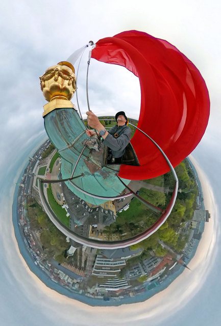 Rote Fahne über dem Karlsruher Schloss | Foto: BLM/Artis/Deck