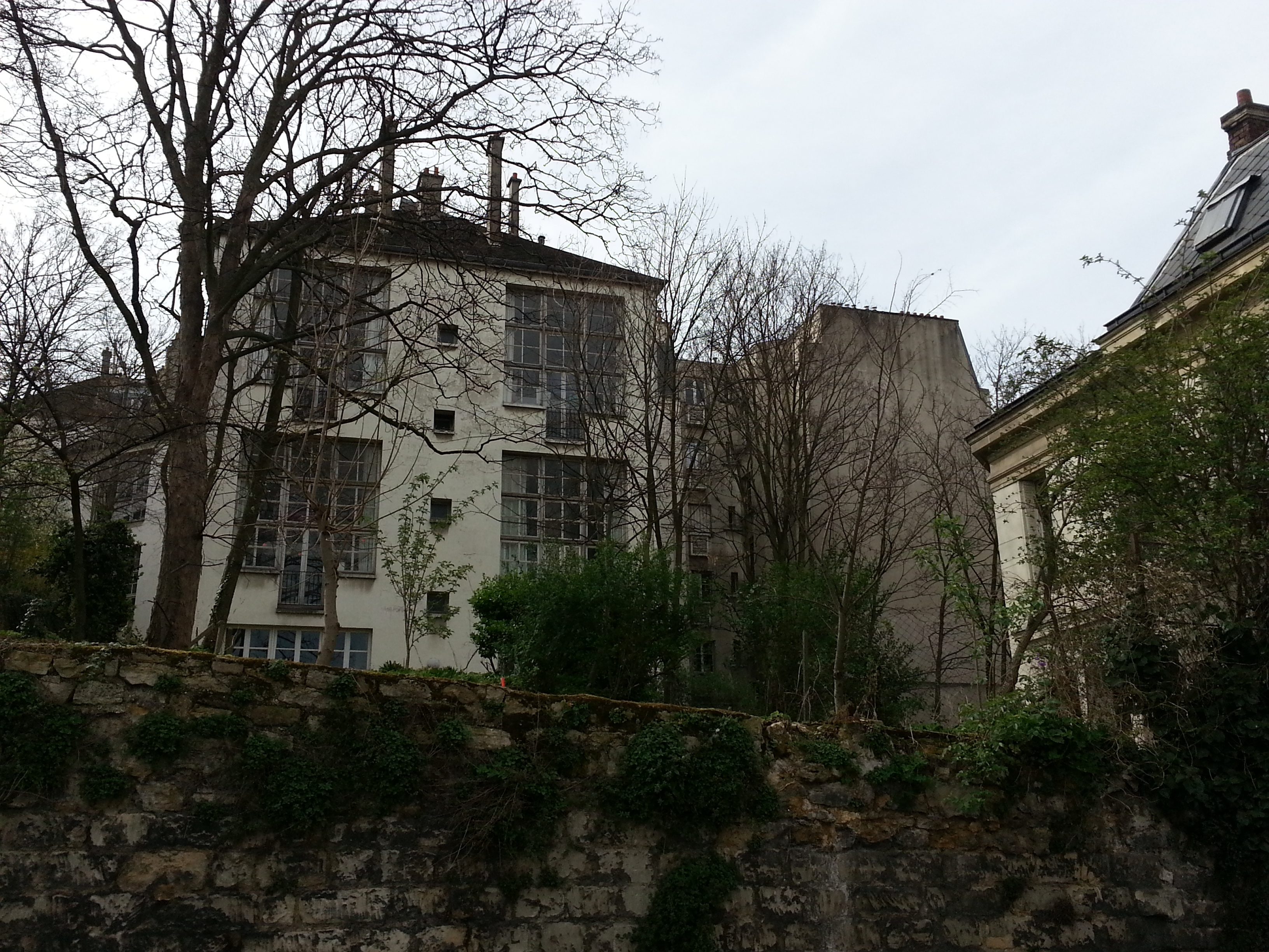 Eine Gegend, die geradezu Kunst atmet - und in der alle großen Künstler schon waren: Atelierhaus auf dem Pariser Montmarte.