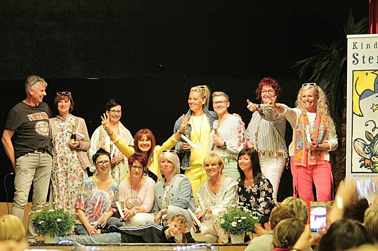 Abschlussfoto mit allen Models und Chefin