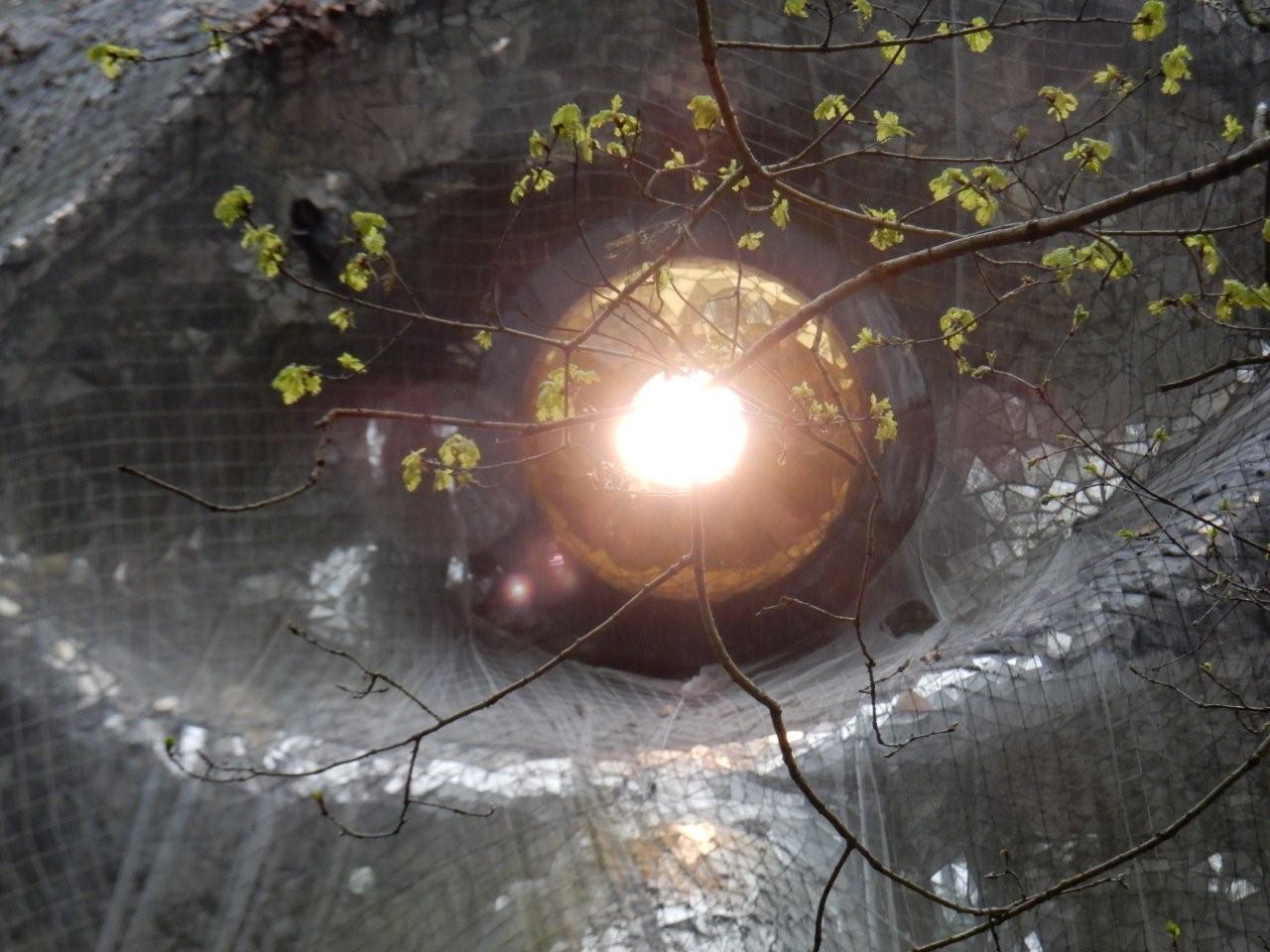 Das Auge des "Cyclop" von Jean Tinguely. Foto: Kling