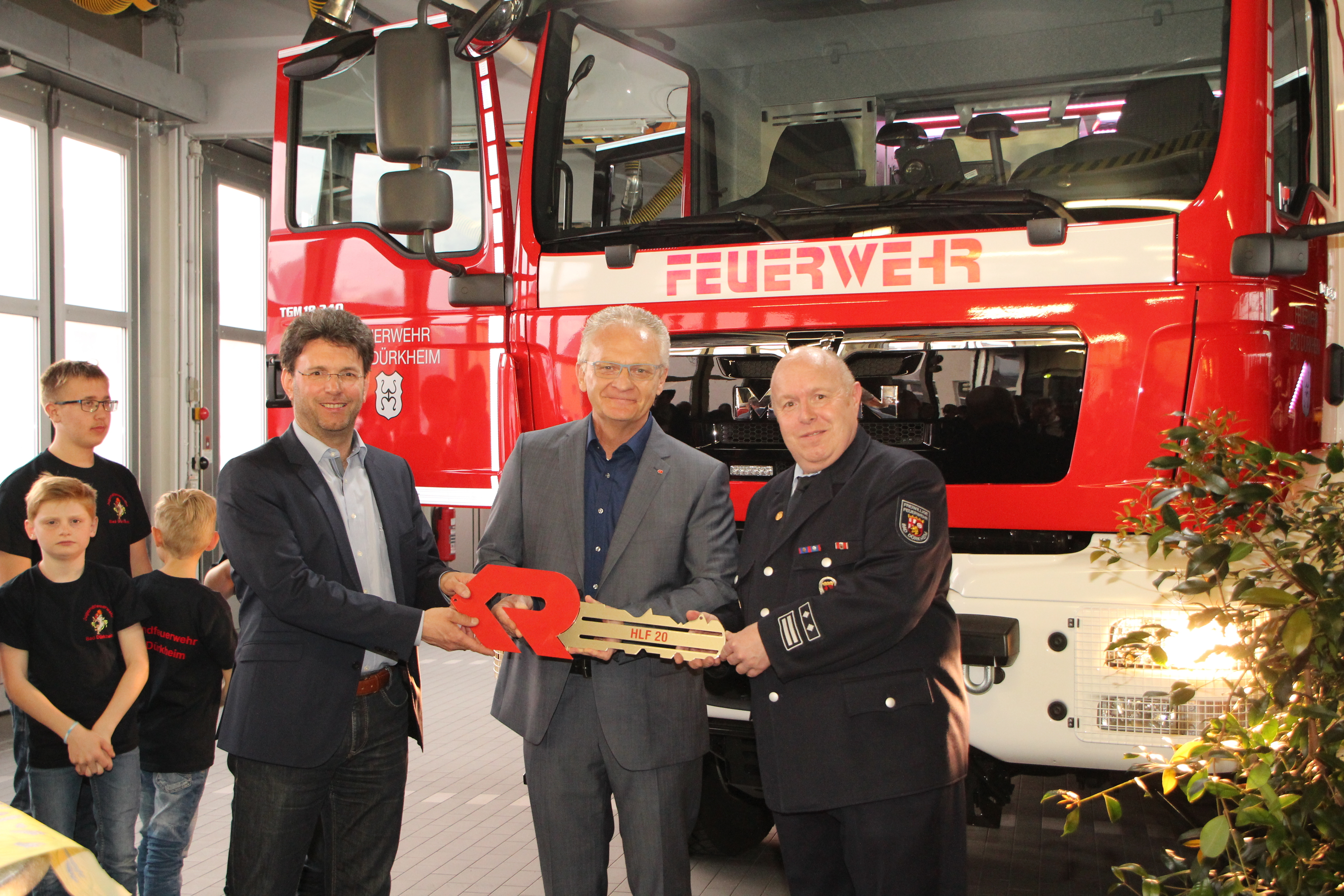 Ulrich Neunzlinger von der Rosenbauer Deutschland GmbH (Mitte) überreichte den symbolischen Schlüssel für das neue Fahrzeug an Bürgermeister Christoph Glogger (links) und Wehrleiter Karlheinz Bayer (rechts). Fotro: Stadt