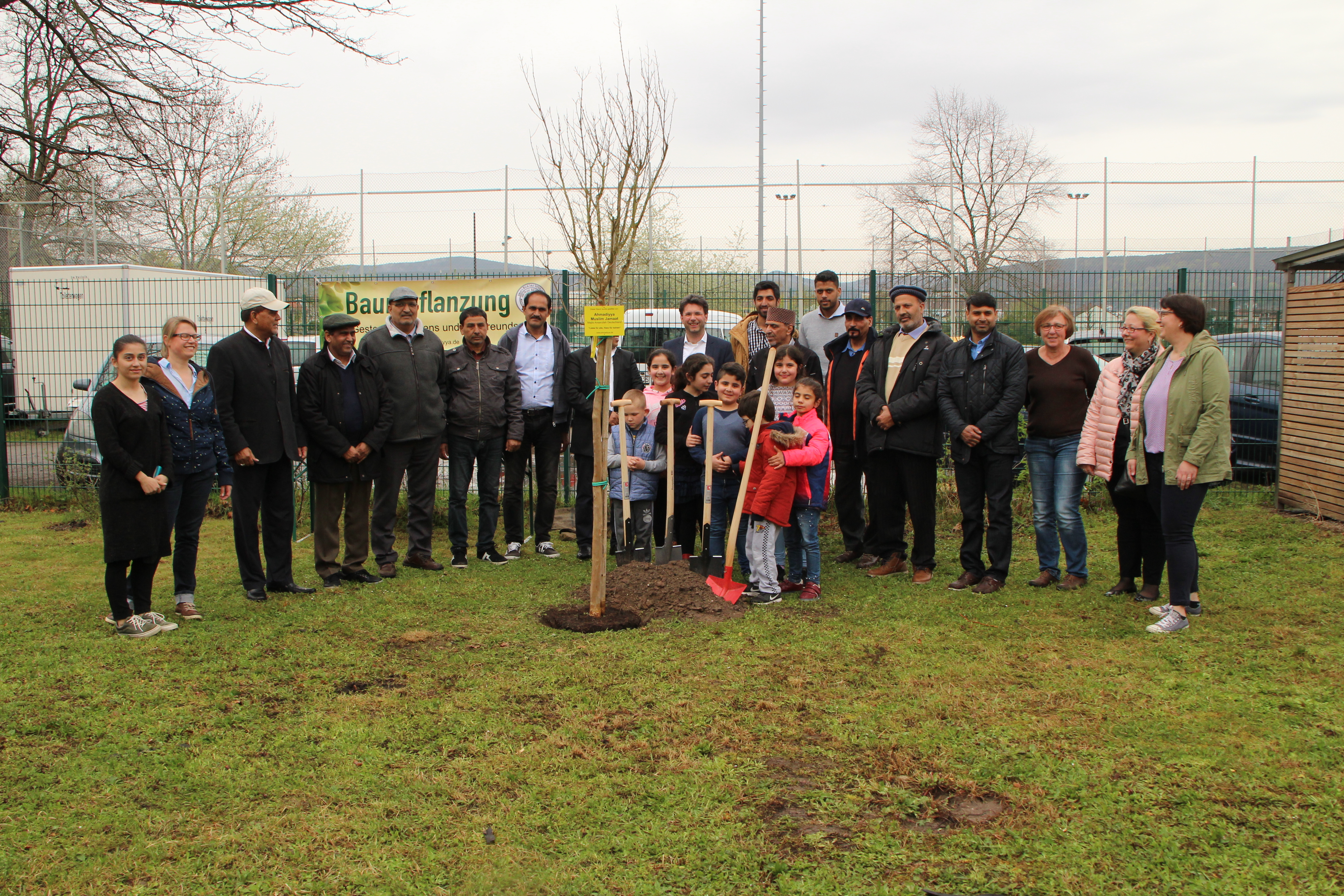 Als Geste des Friedens und der Freundschaft spendet die Majlis Ansarullah, eine Unterorganisation der muslimischen Ahmadiyya-Gemeinde, in ganz Deutschland Städten und Gemeinden Bäume. In Bad Dürkheim wurde jetzt bei der Spiel- und Lernstube ein Friedensbaum gepflanzt. Foto: Stadt