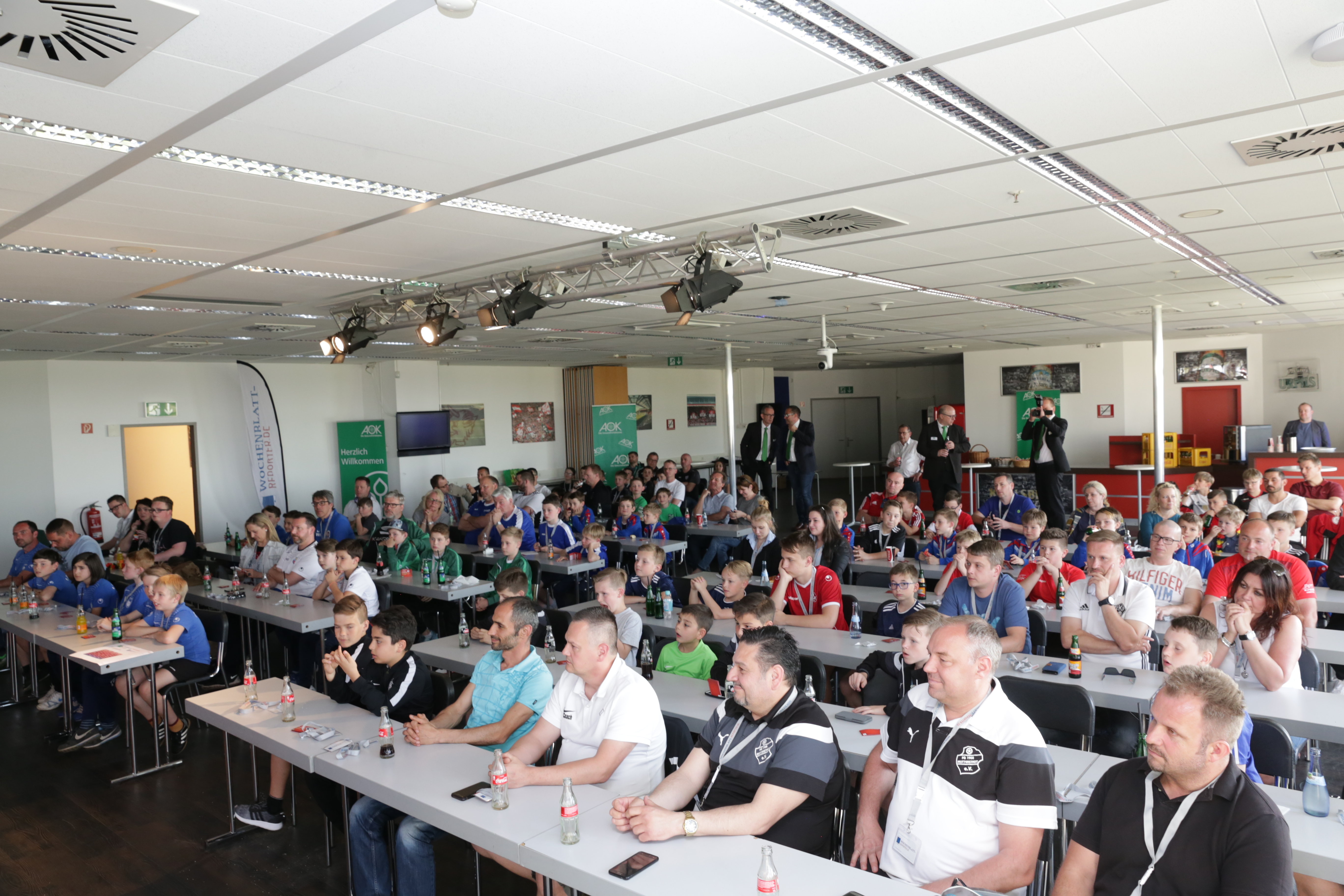 Bis auf den letzten Platz gefüllt: Der FCK-Presseraum bei der Auslosung der AOK-Mini-WM-2018