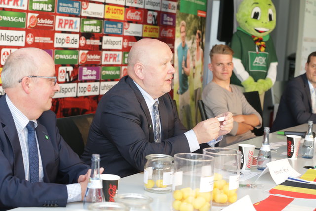 Auch die AOK-Vertreter zogen Lose | Foto: Jens Vollmer